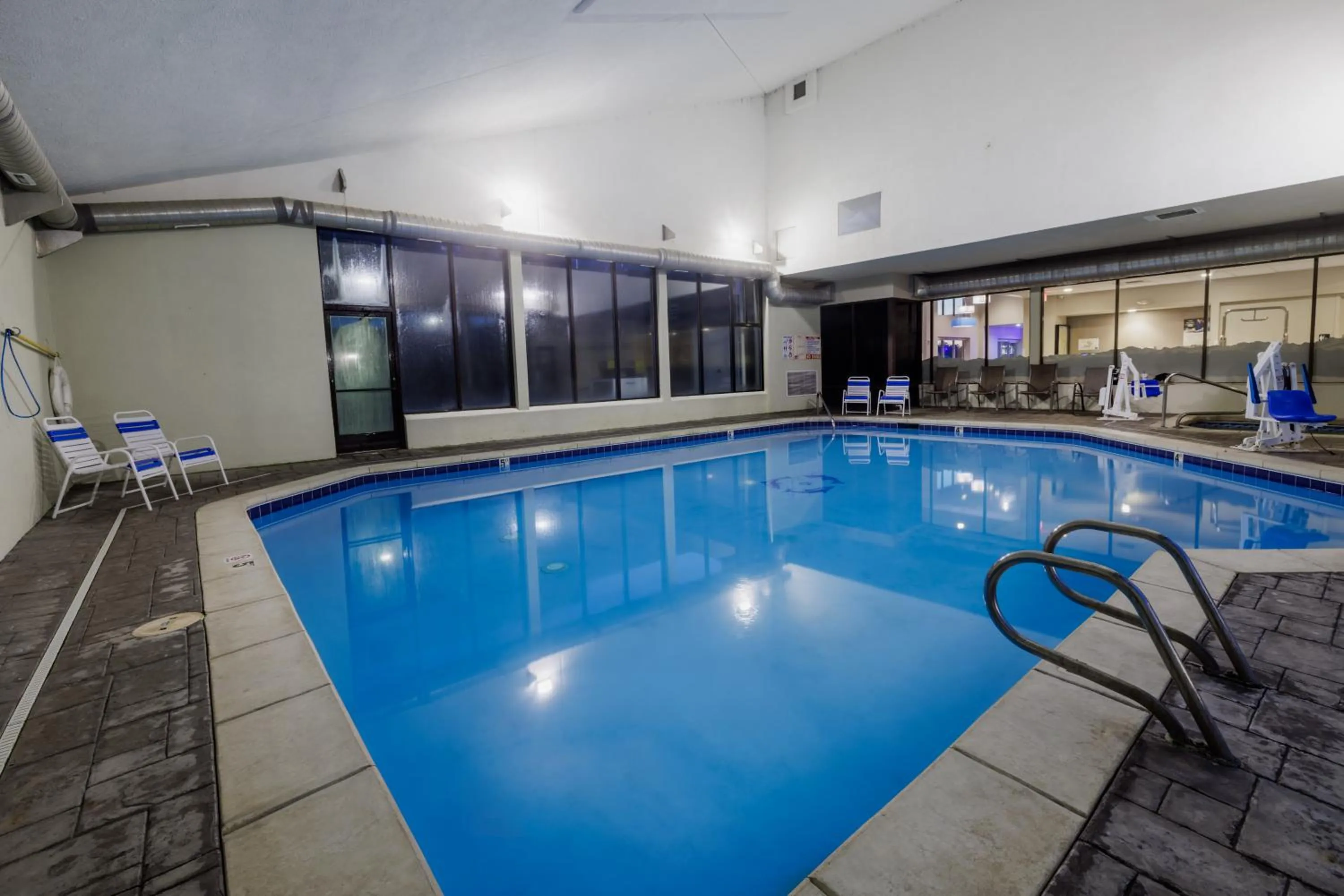 Swimming pool in La Quinta Inn & Suites by Wyndham Fort Collins, Colorado