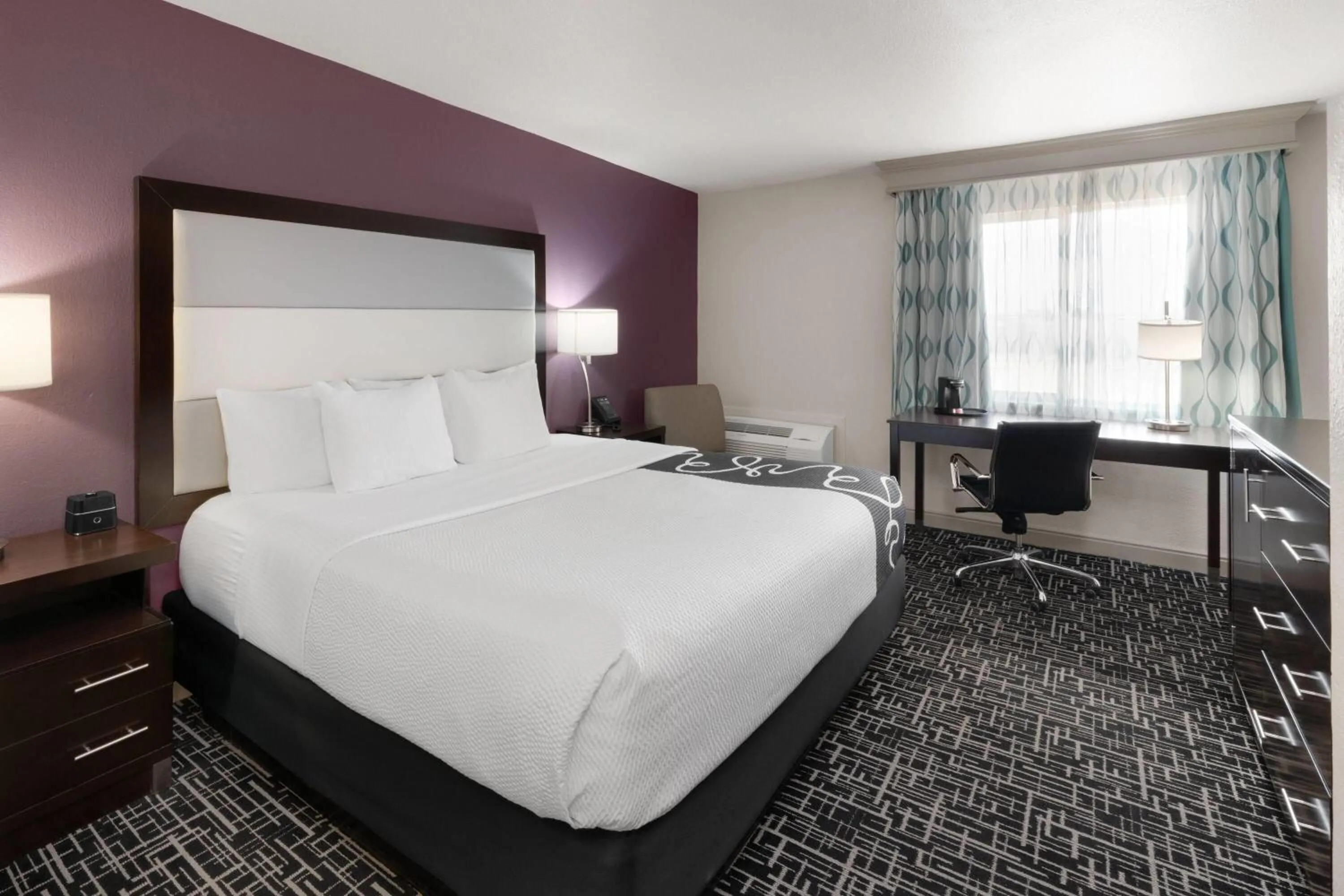 Photo of the whole room, Bed in La Quinta Inn & Suites by Wyndham Fort Collins, Colorado