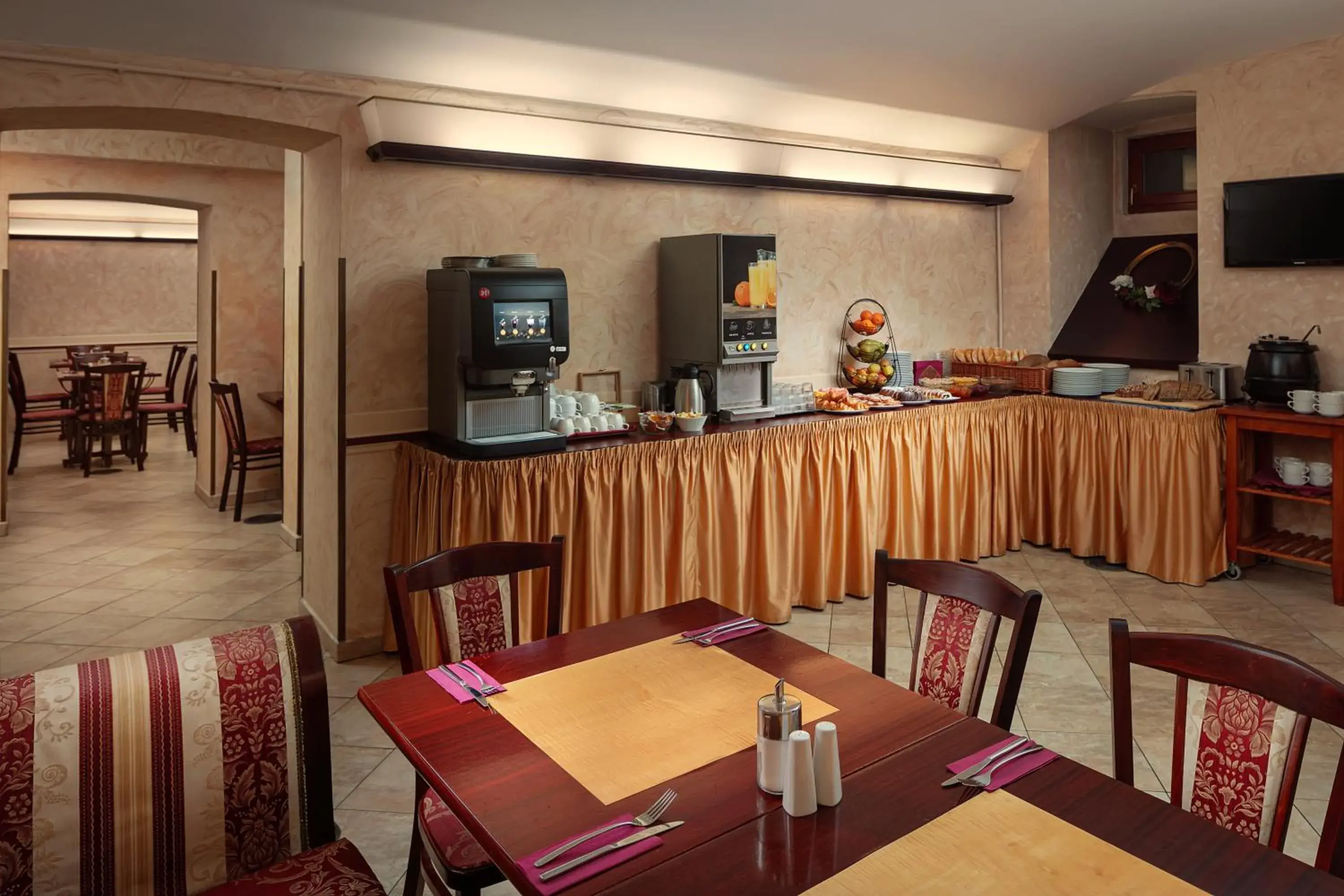 Restaurant/places to eat in Alqush Downtown Hotel Restaurant/places to eat in Alqush Downtown Hotel