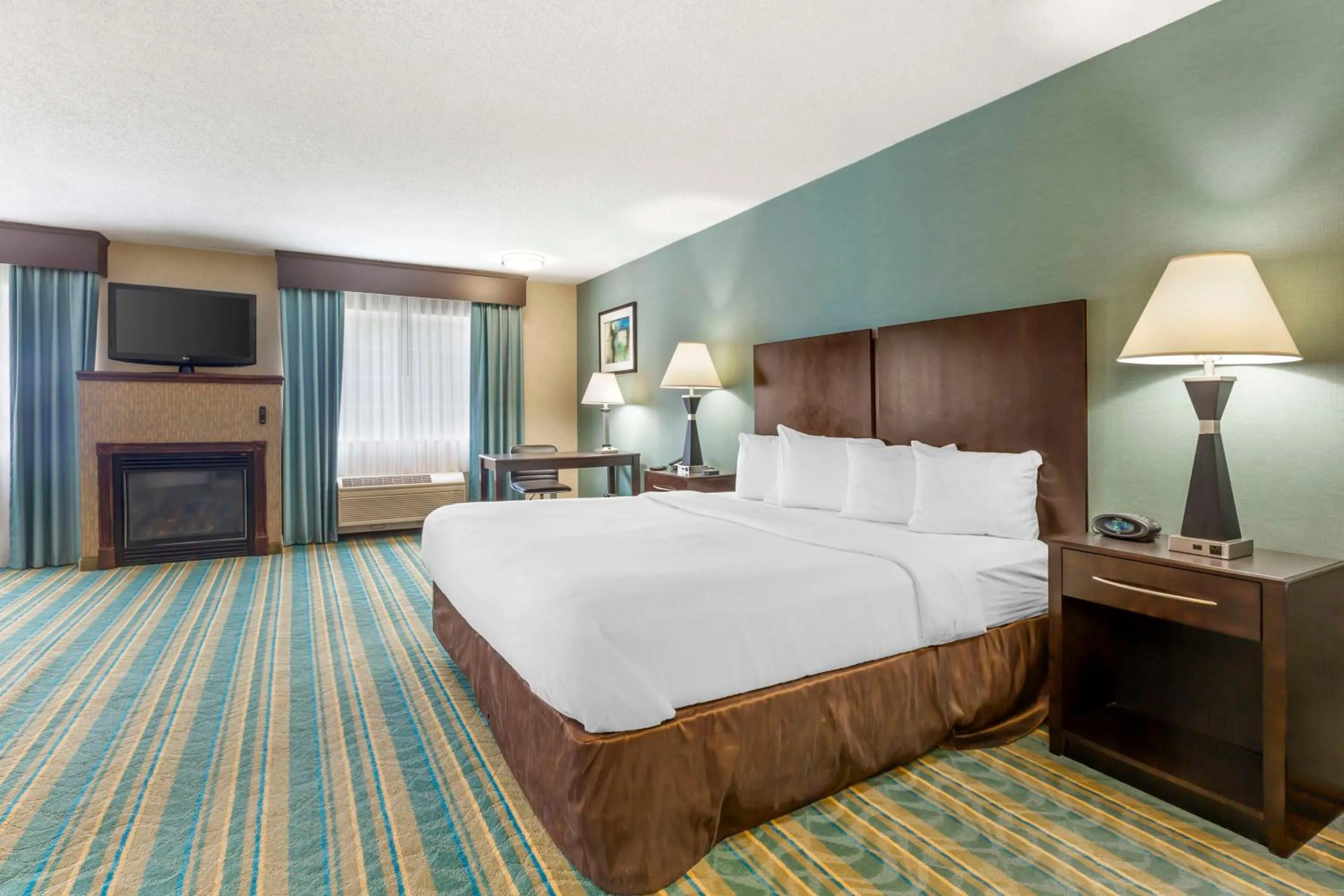 Bedroom, Bed in Best Western Plus Berkshire Hills Inn & Suites