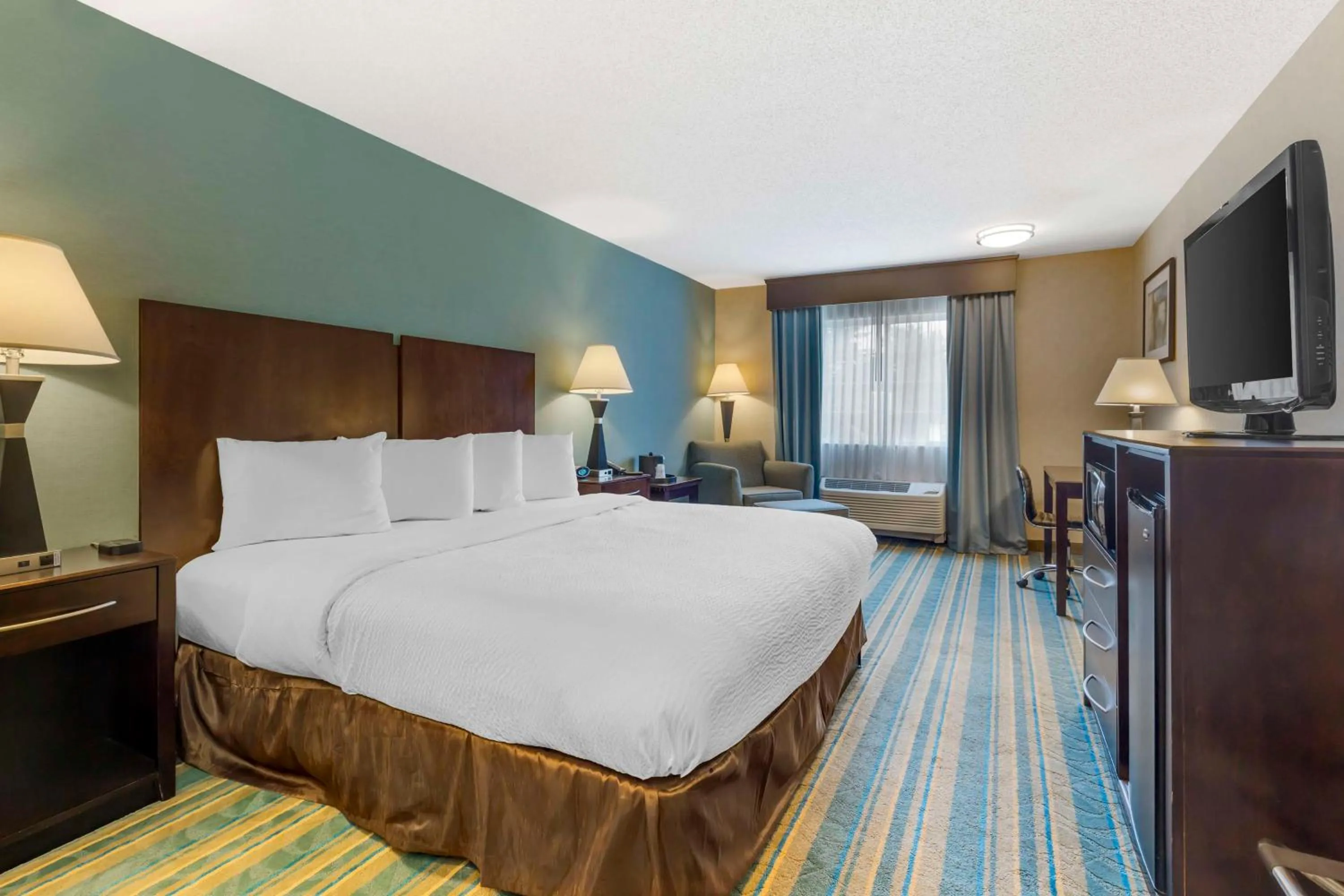 Bedroom, Bed in Best Western Plus Berkshire Hills Inn & Suites