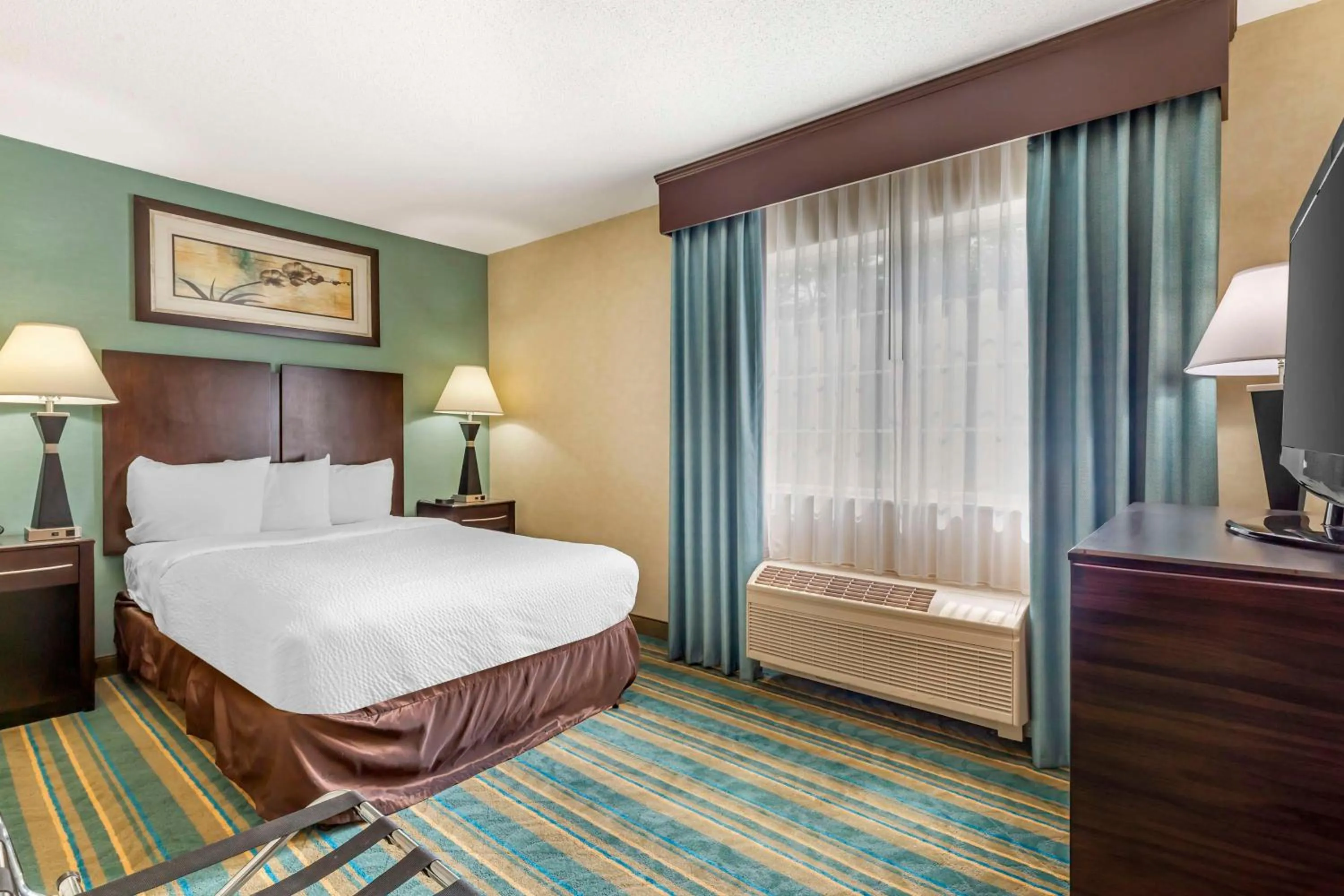 Bedroom, Bed in Best Western Plus Berkshire Hills Inn & Suites