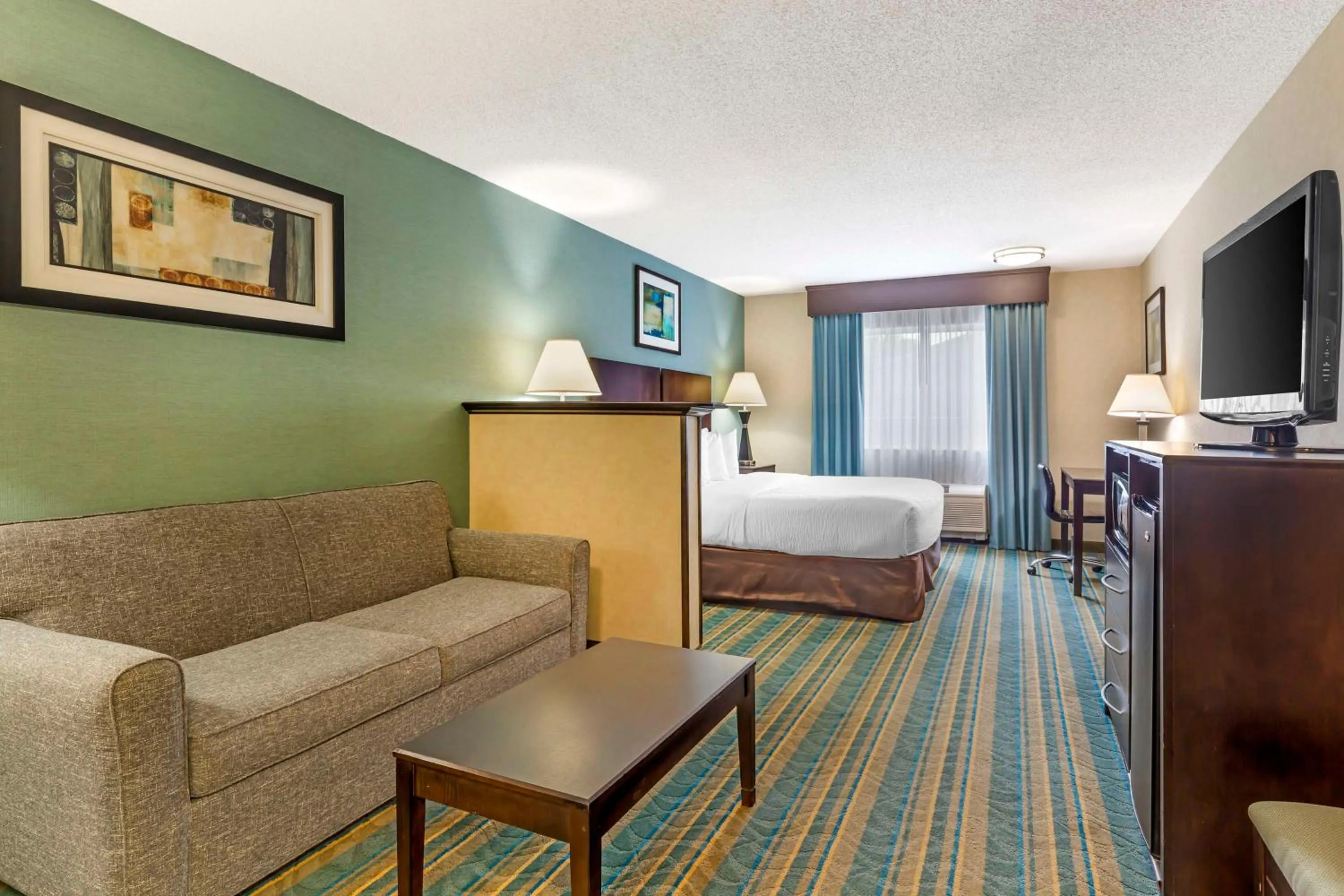 Bedroom, Bed in Best Western Plus Berkshire Hills Inn & Suites