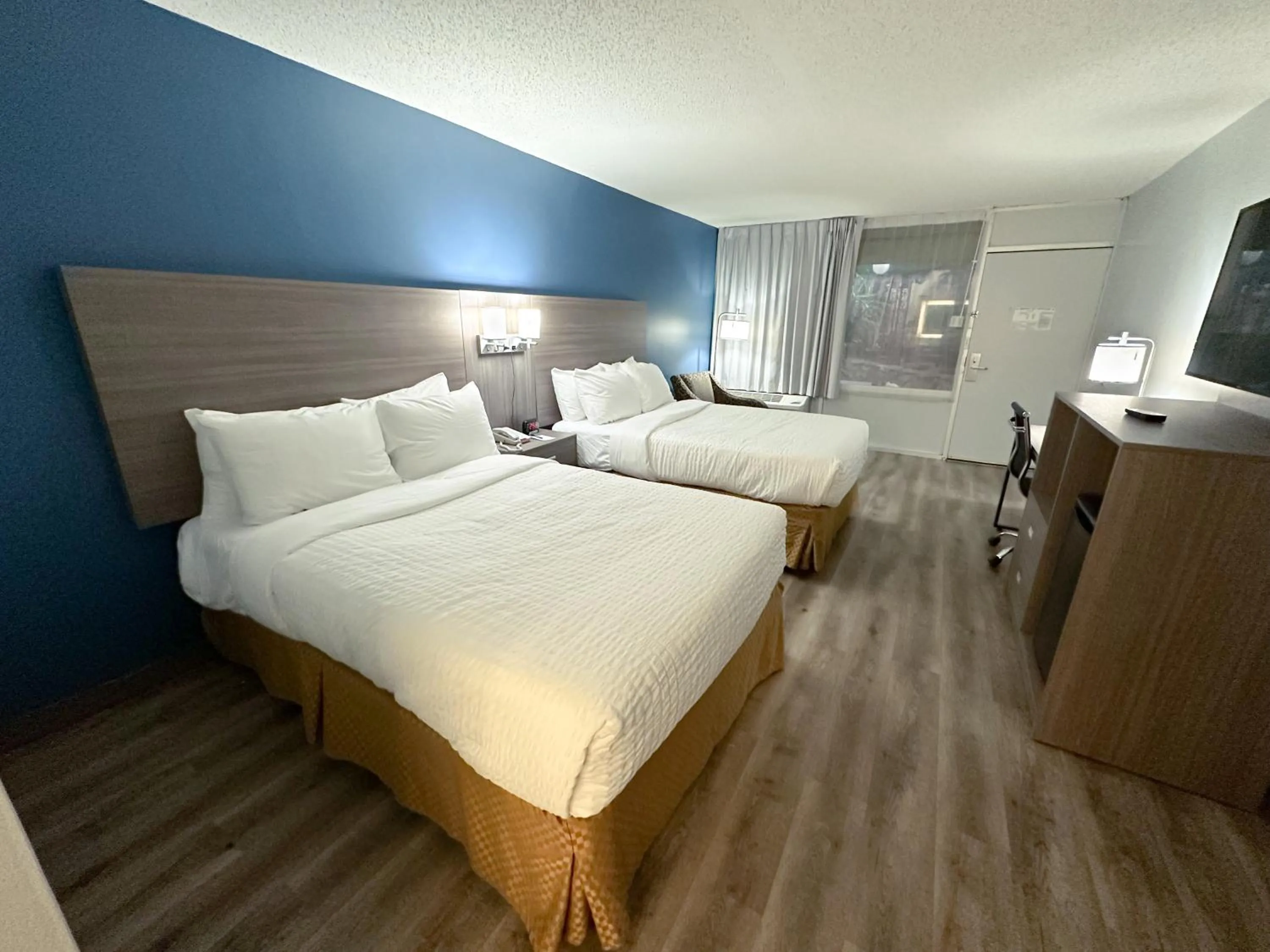 View (from property/room), Bed in Clarion Inn