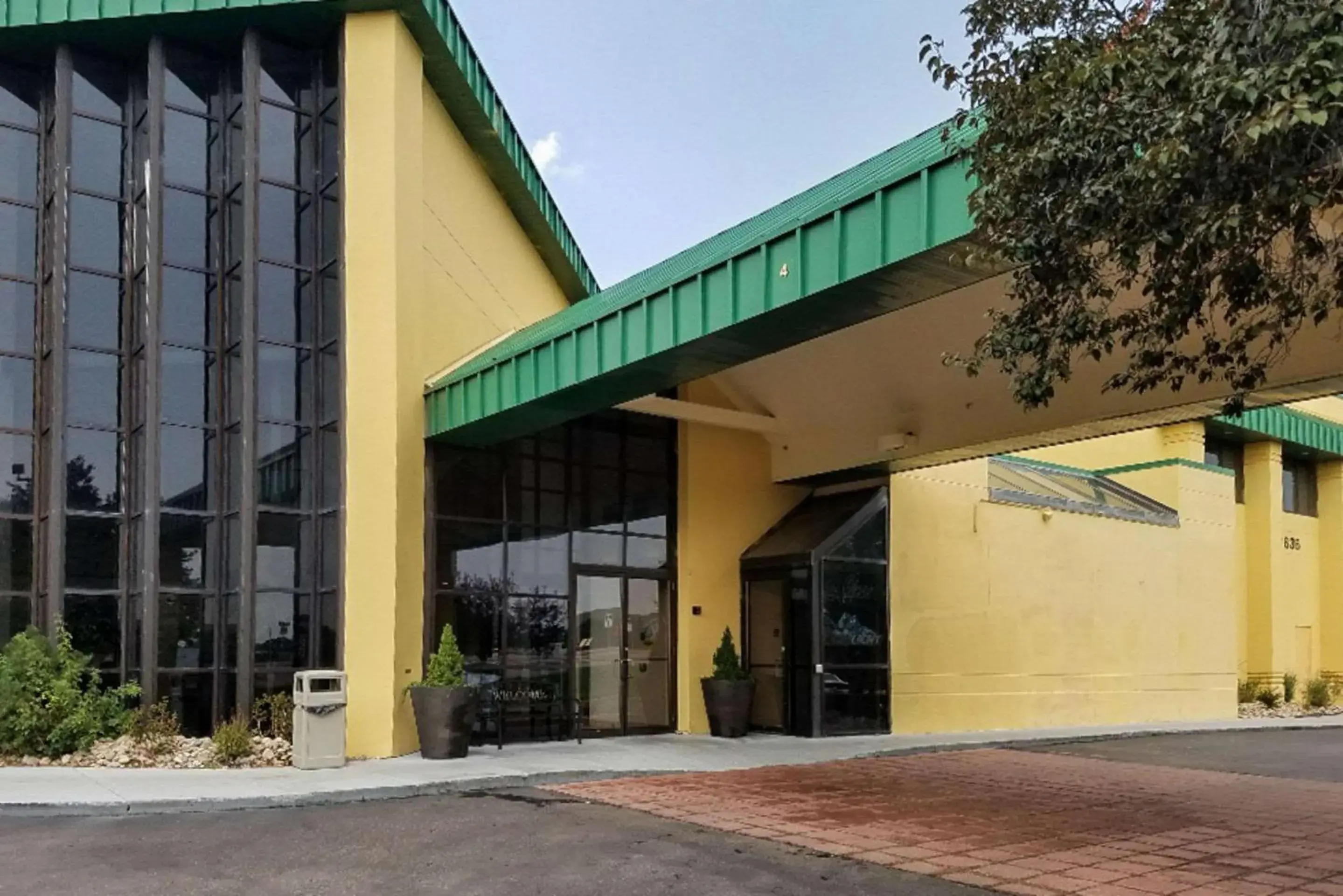 Property building in Clarion Inn Property building in Clarion Inn