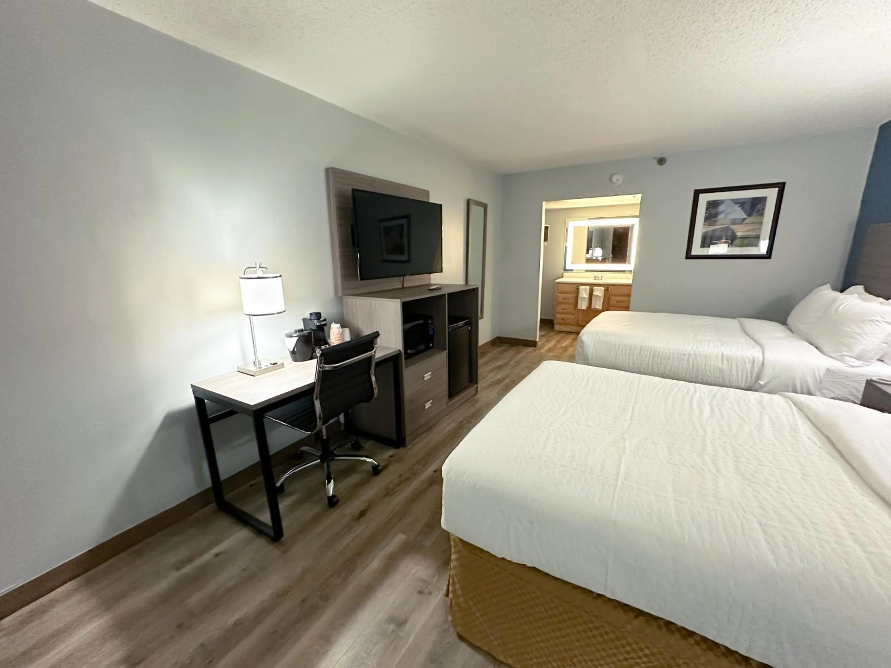 Bedroom, Bed in Clarion Inn