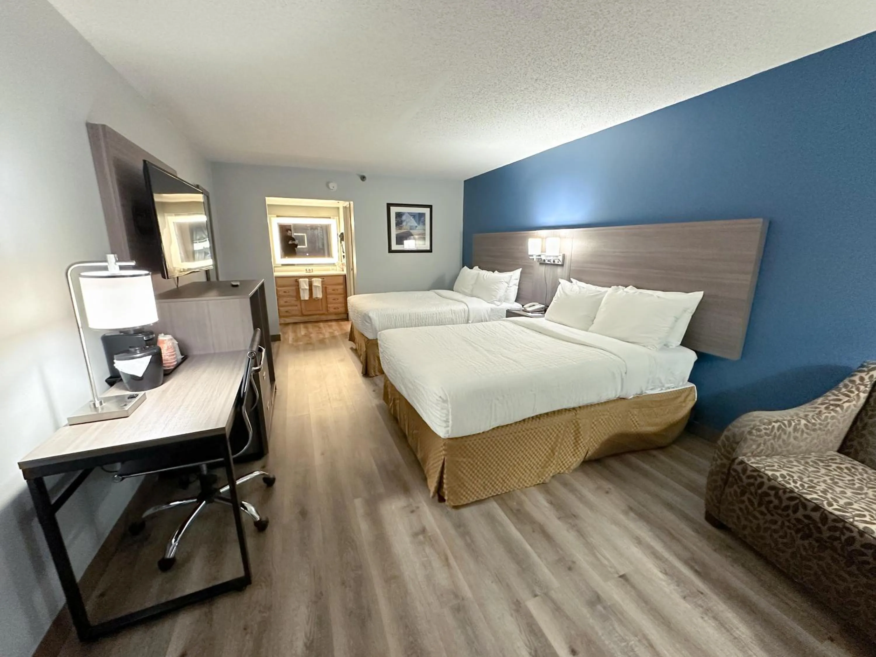 Bedroom, Bed in Clarion Inn