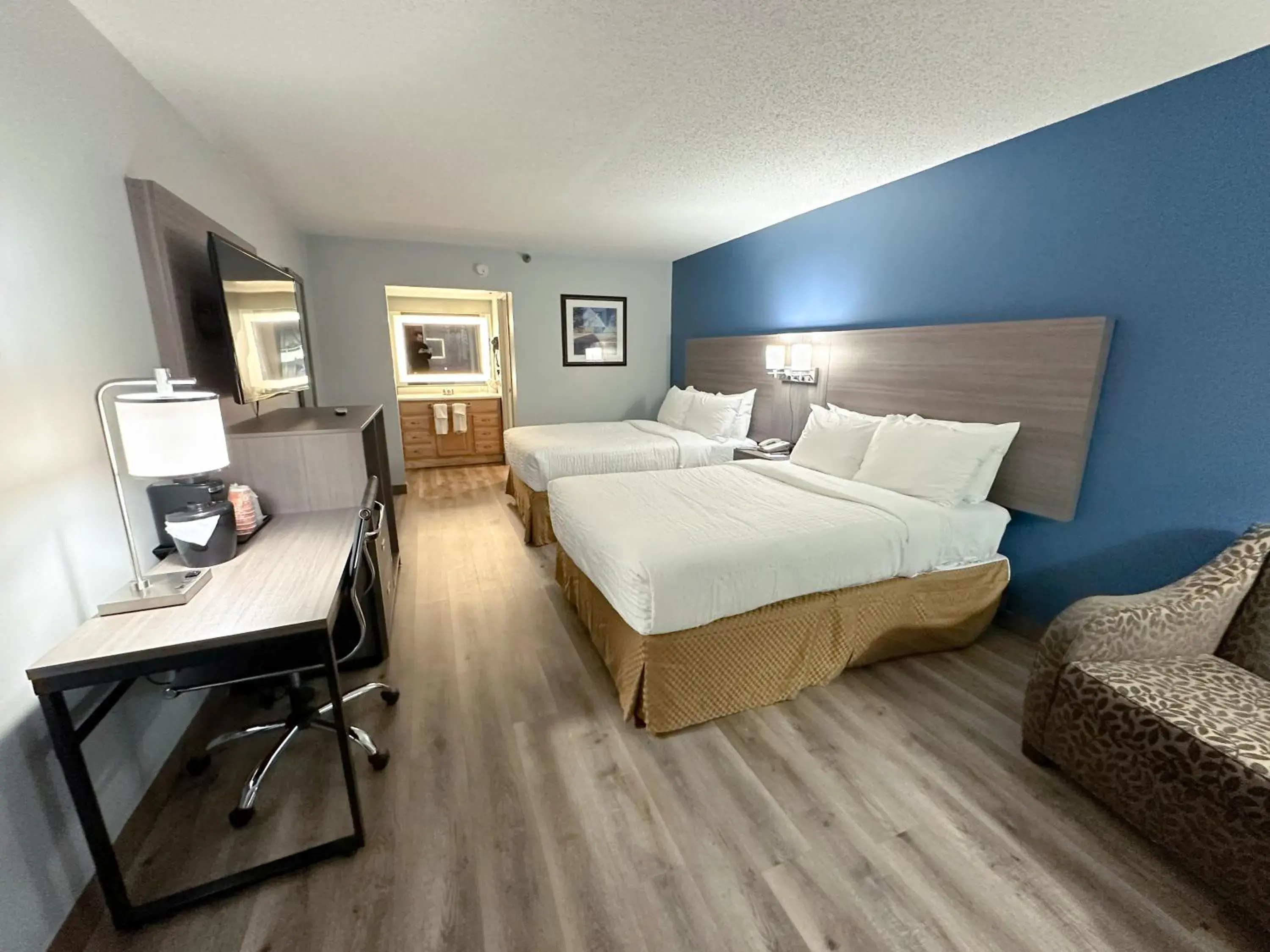 Bedroom, Bed in Clarion Inn Bedroom, Bed in Clarion Inn