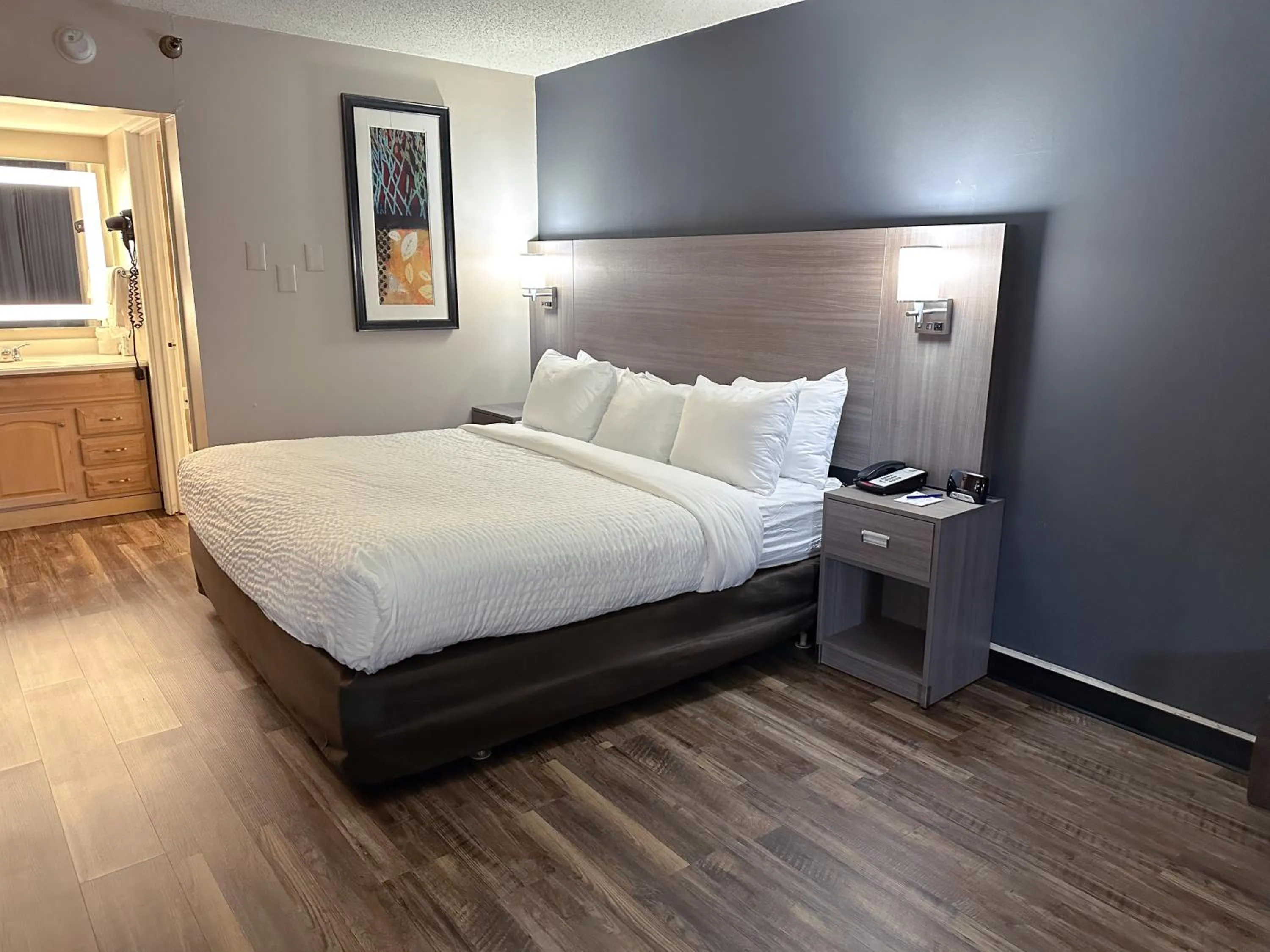 Bathroom, Bed in Clarion Inn