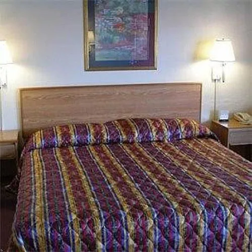 Bed in Red Carpet Inn Starke