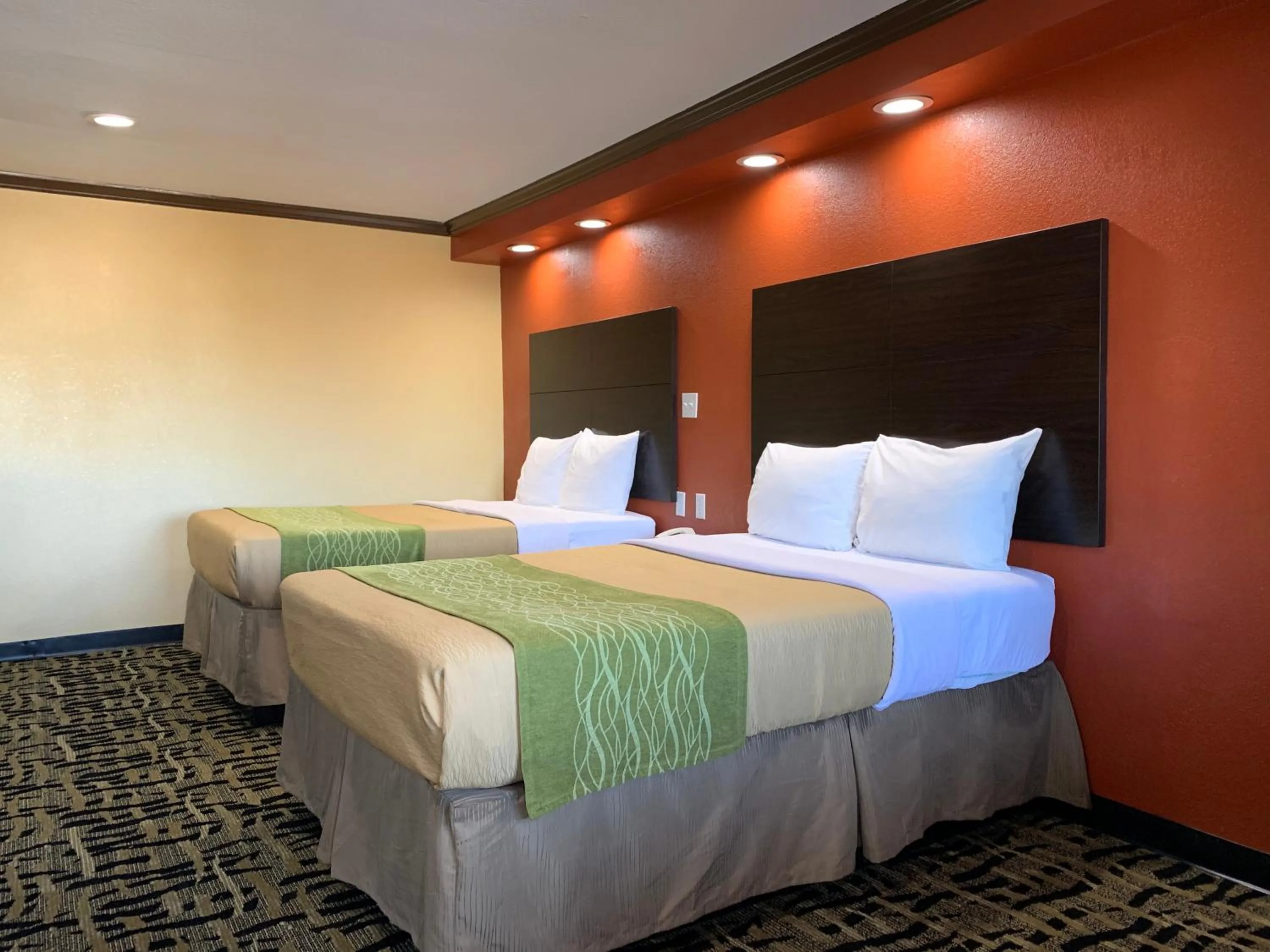 Bedroom, Bed in Journey Inn Marion