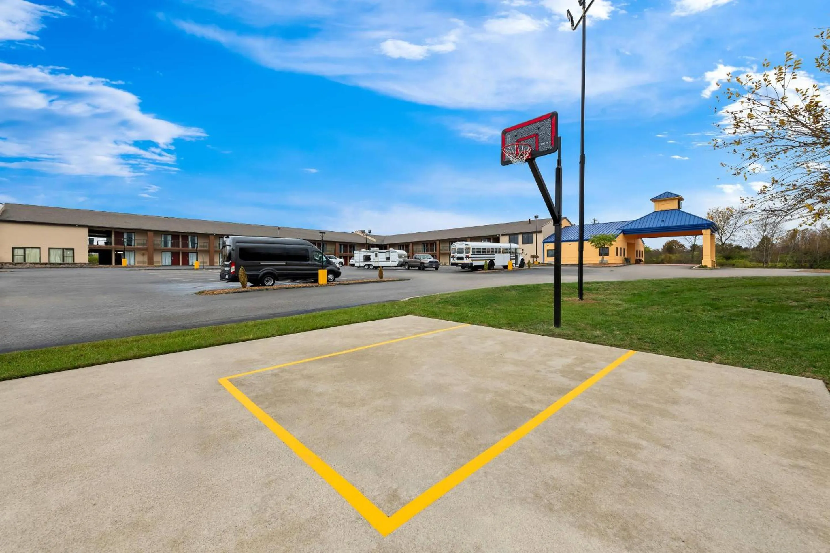 Swimming pool in Quality Inn Mason Near Kings Island