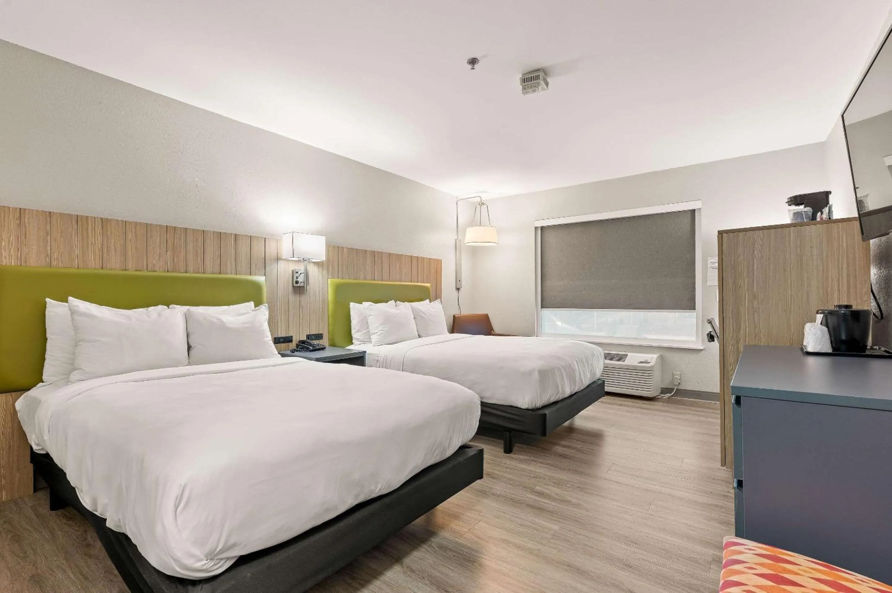 Bedroom, Bed in Country Inn & Suites by Radisson, Asheville - Outlet Mall