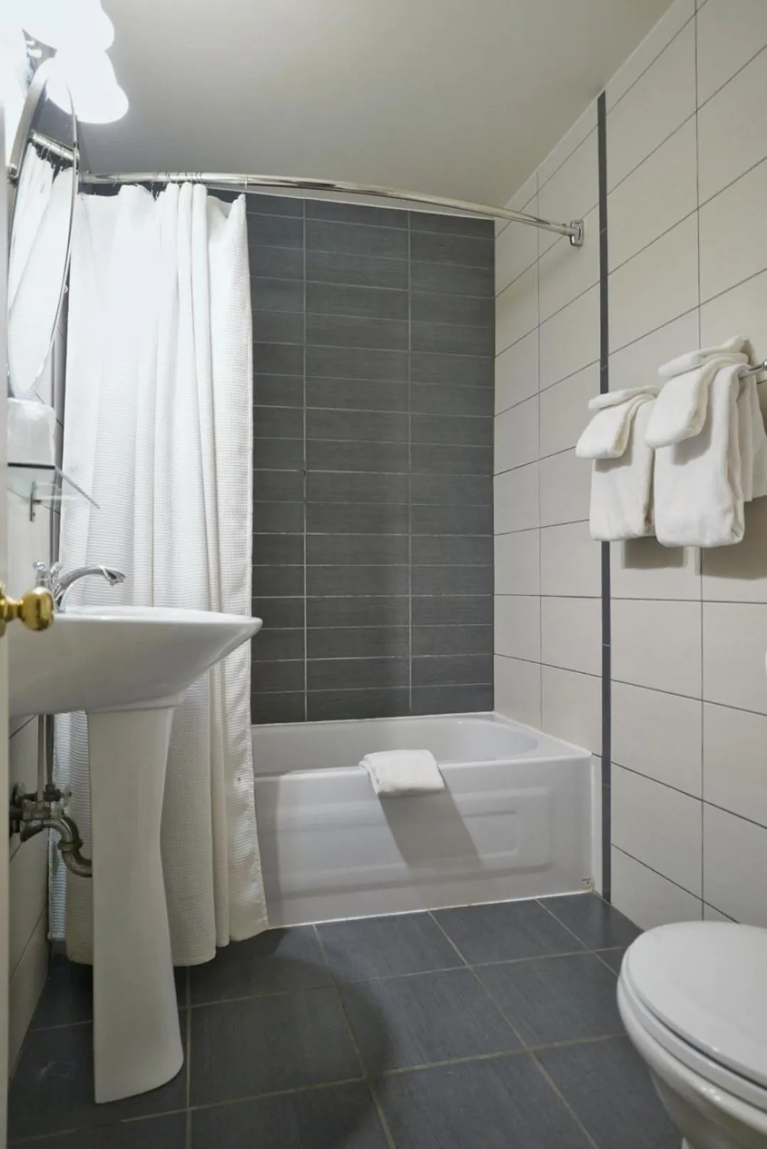 Shower in Hotel Le Mirage