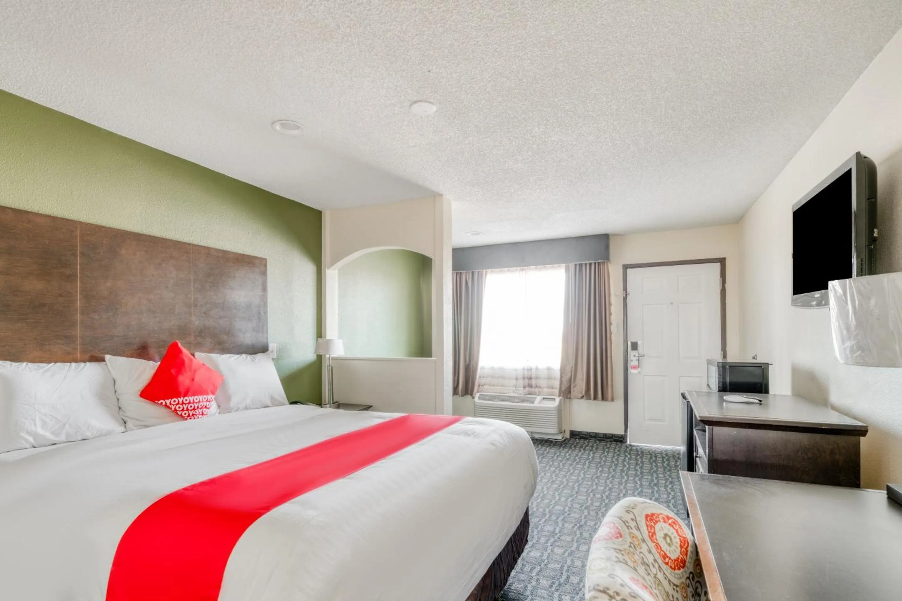 Bedroom, Bed in OYO Hotel Rosenberg TX I-69