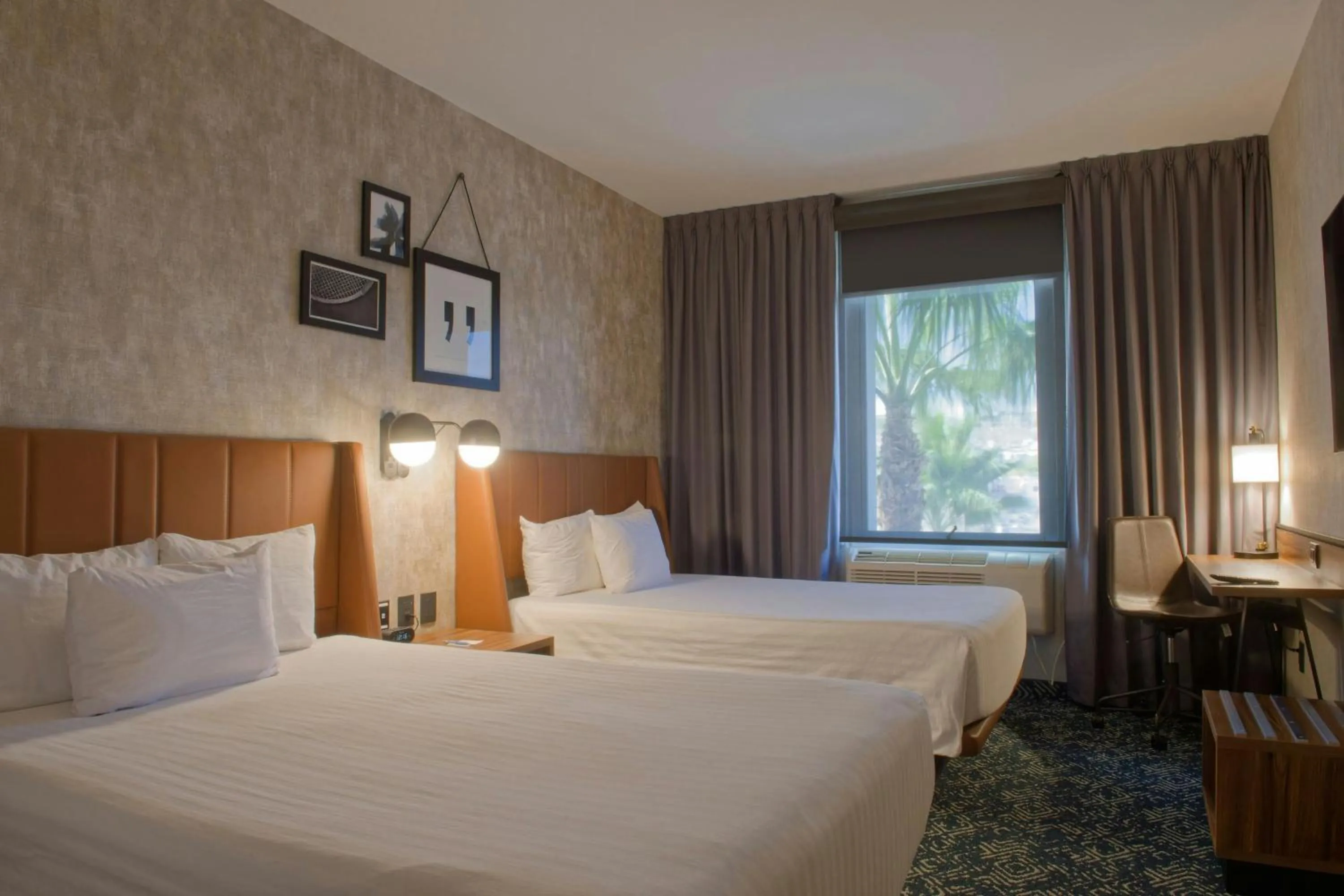 Photo of the whole room, Bed in Four Points by Sheraton Distrito Uno Chihuahua