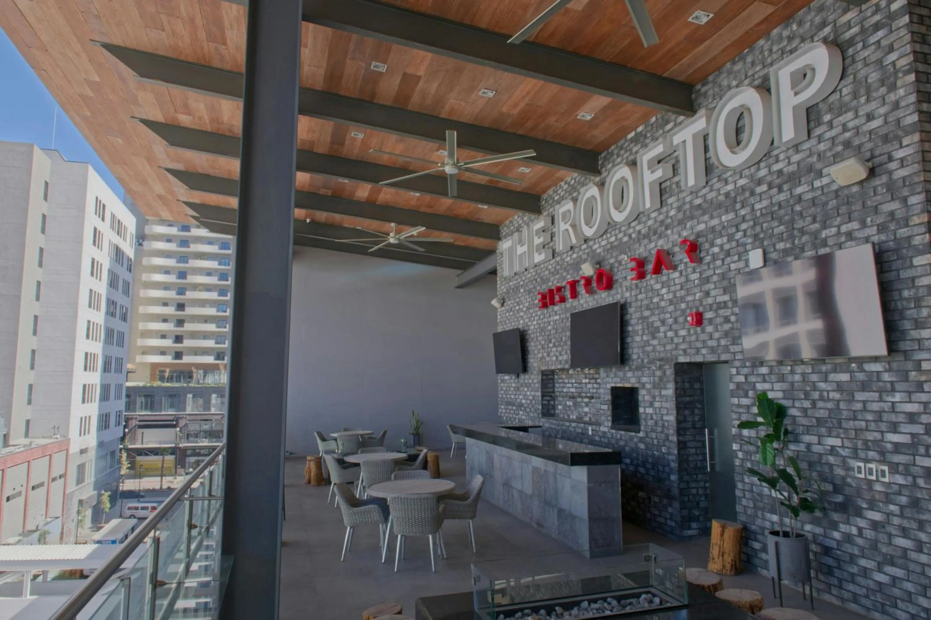 Lounge or bar in Four Points by Sheraton Distrito Uno Chihuahua