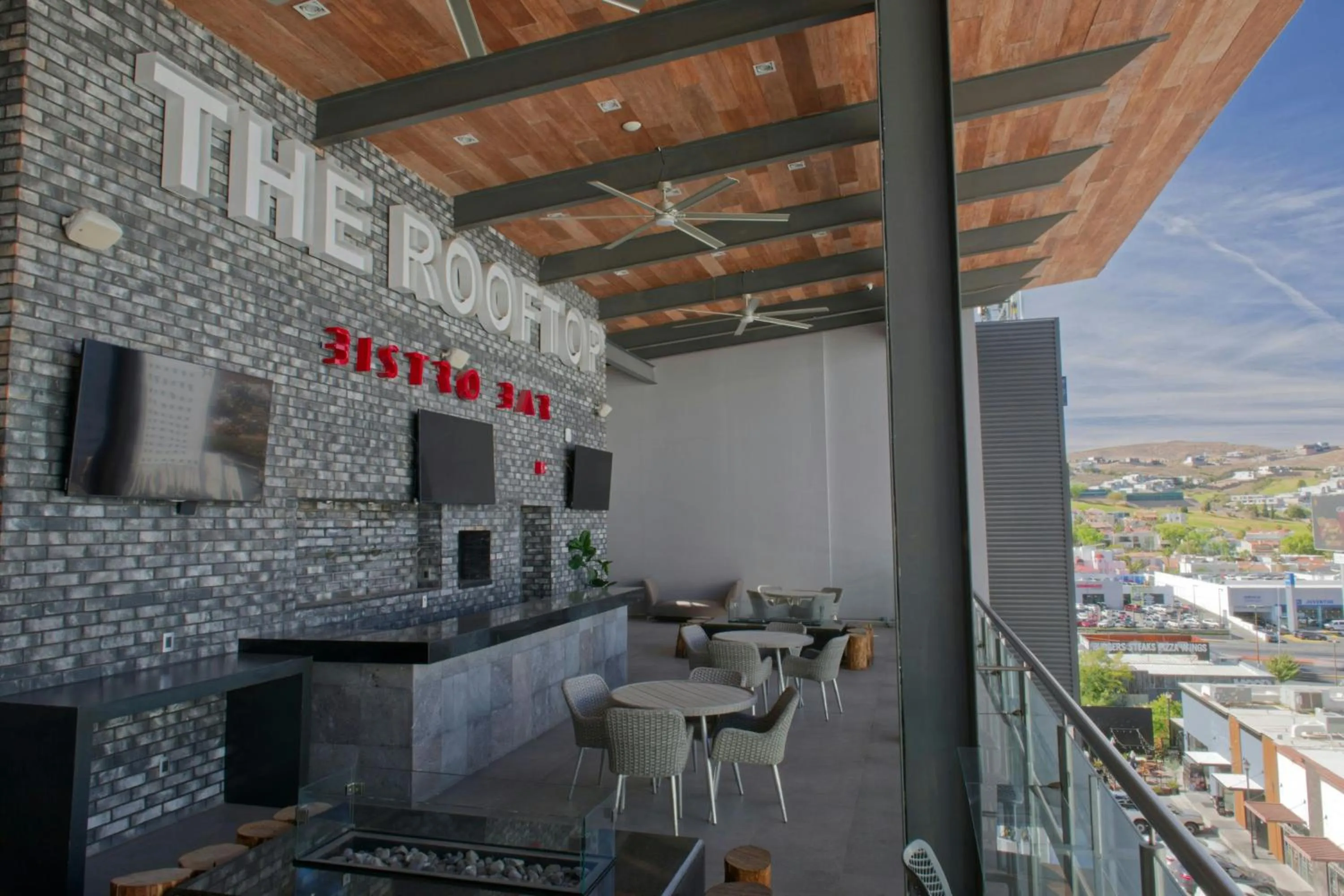 Lounge or bar in Four Points by Sheraton Distrito Uno Chihuahua