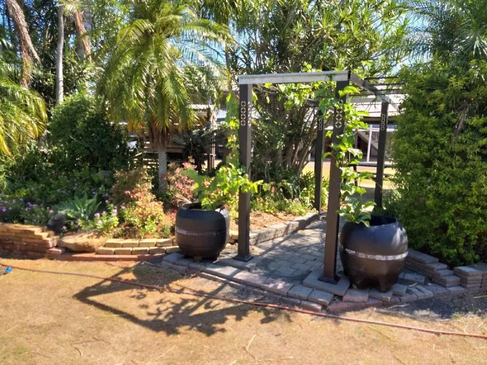 Property building in Avlon Gardens Motel