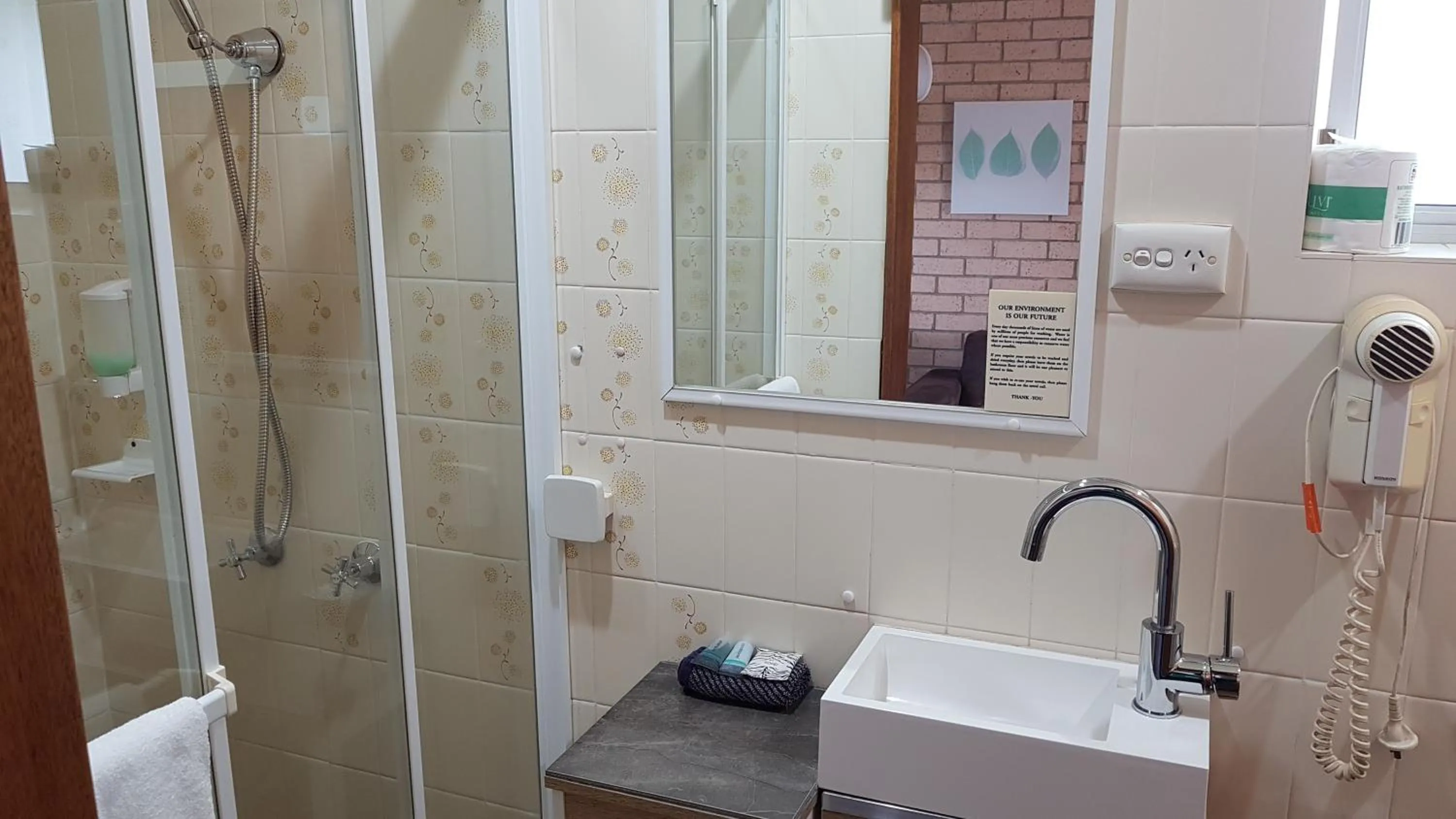 Bathroom in Avlon Gardens Motel