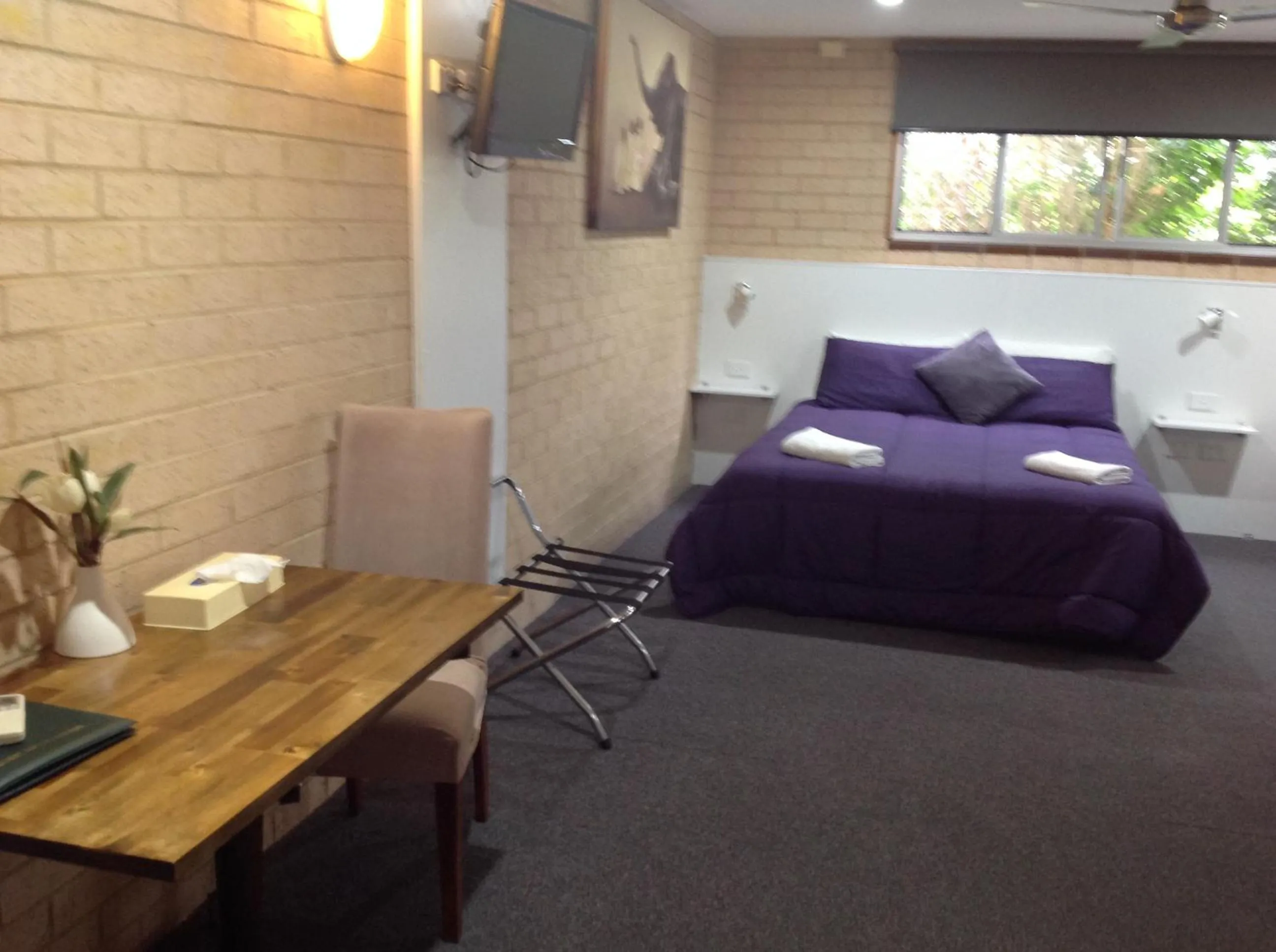 Photo of the whole room, Bed in Avlon Gardens Motel