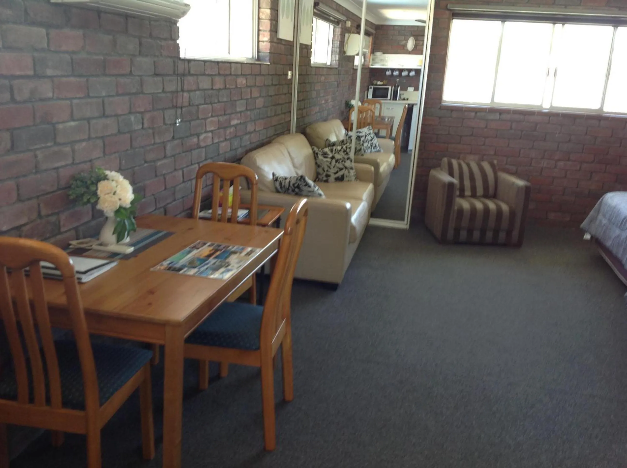 Seating area in Avlon Gardens Motel