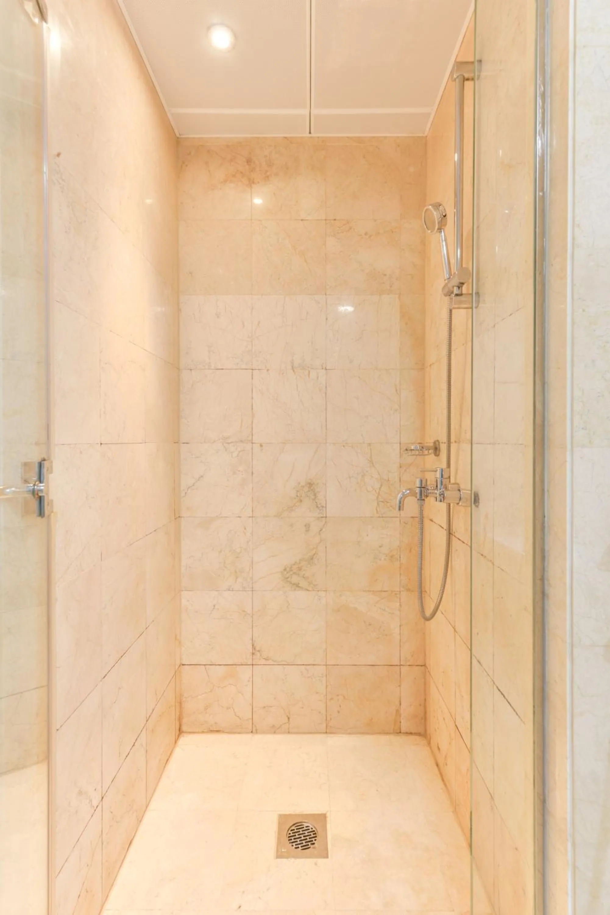 Shower in Nassima Tower Hotel Apartments