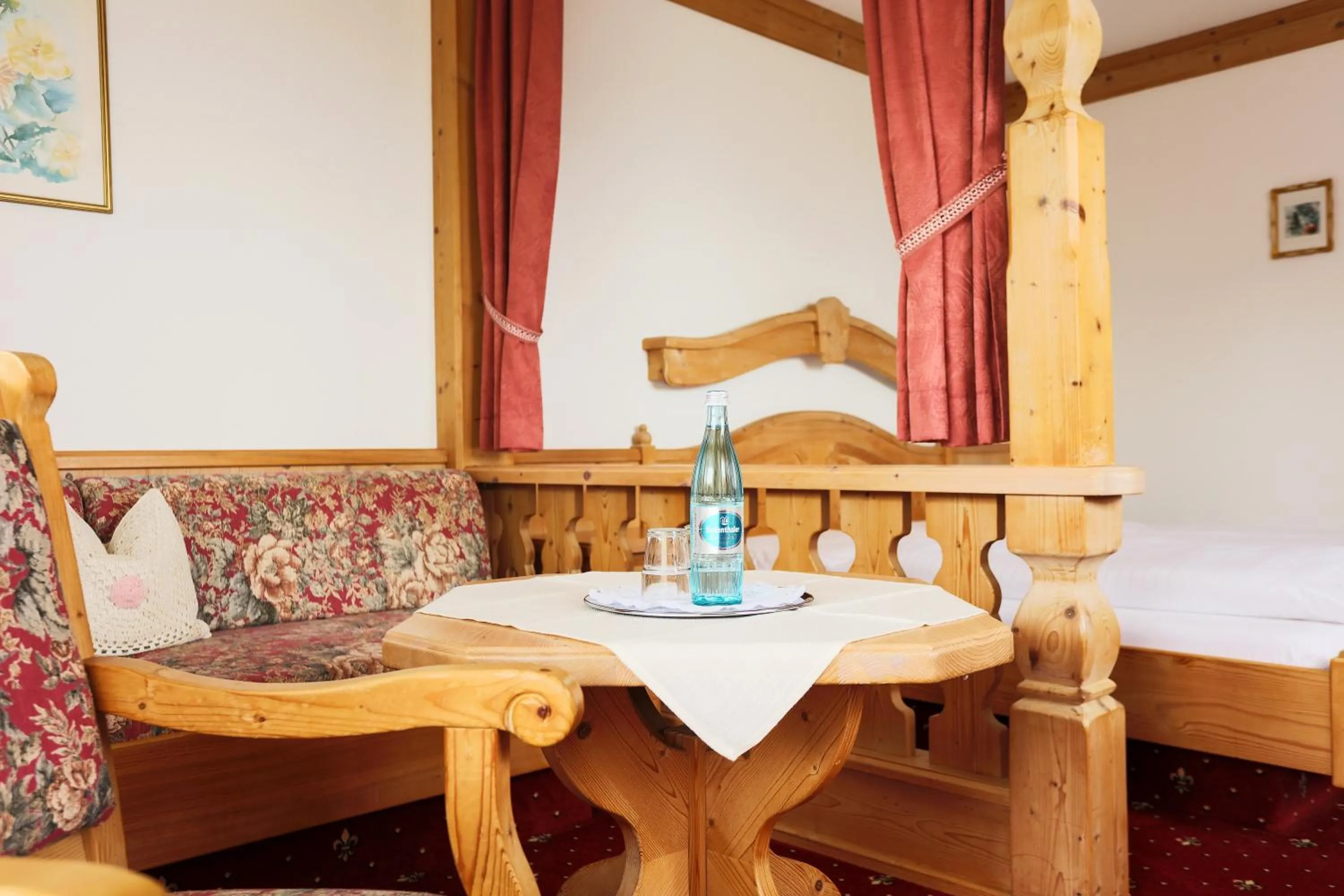 Seating area, Bed in Sattelbogener Hof