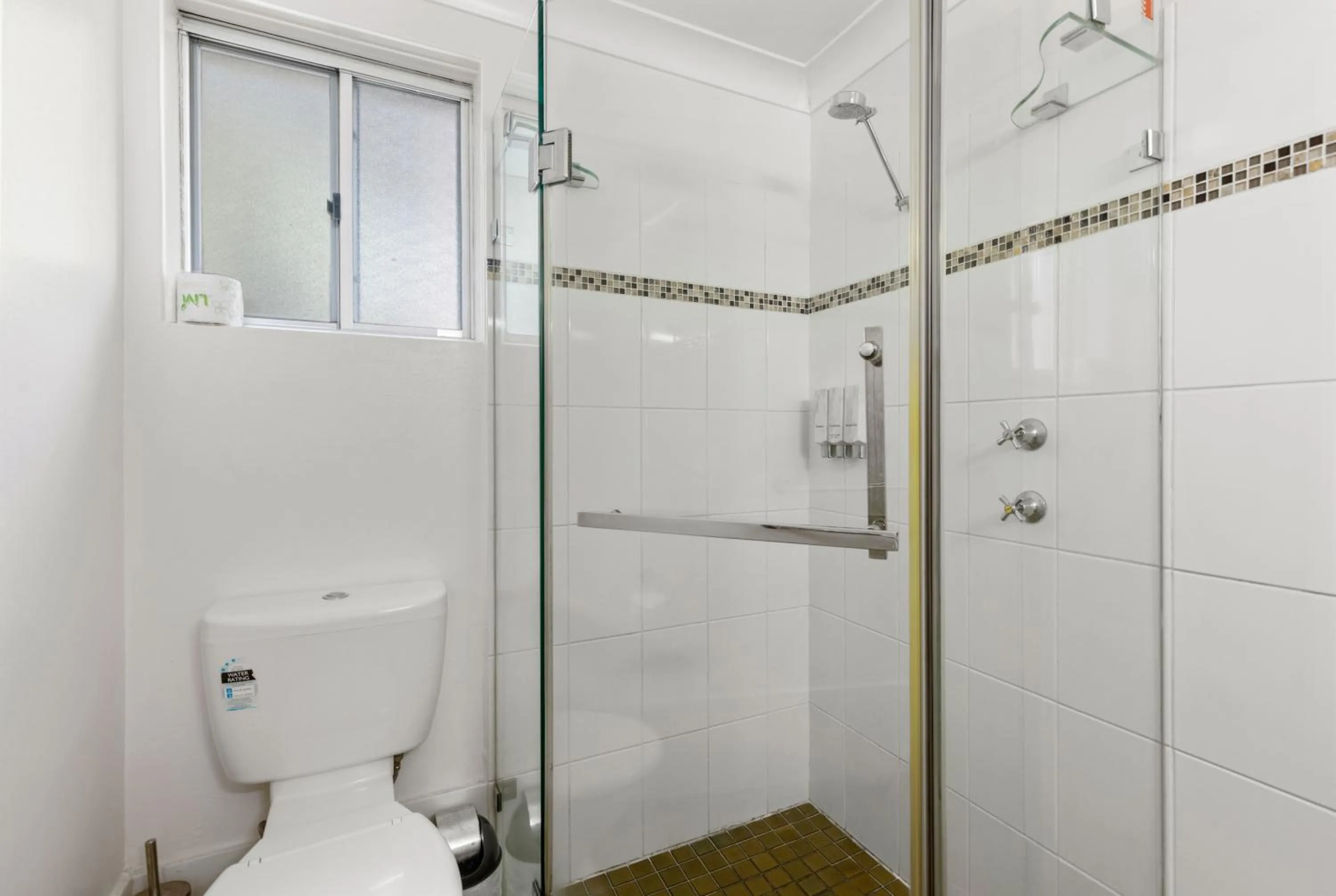 Shower in Sanctuary Resort Motor Inn