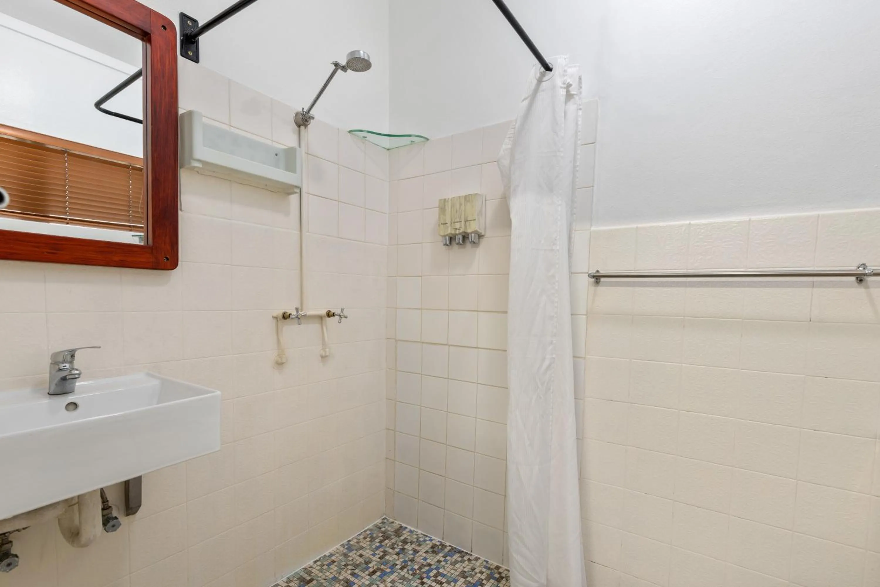 Shower in Sanctuary Resort Motor Inn