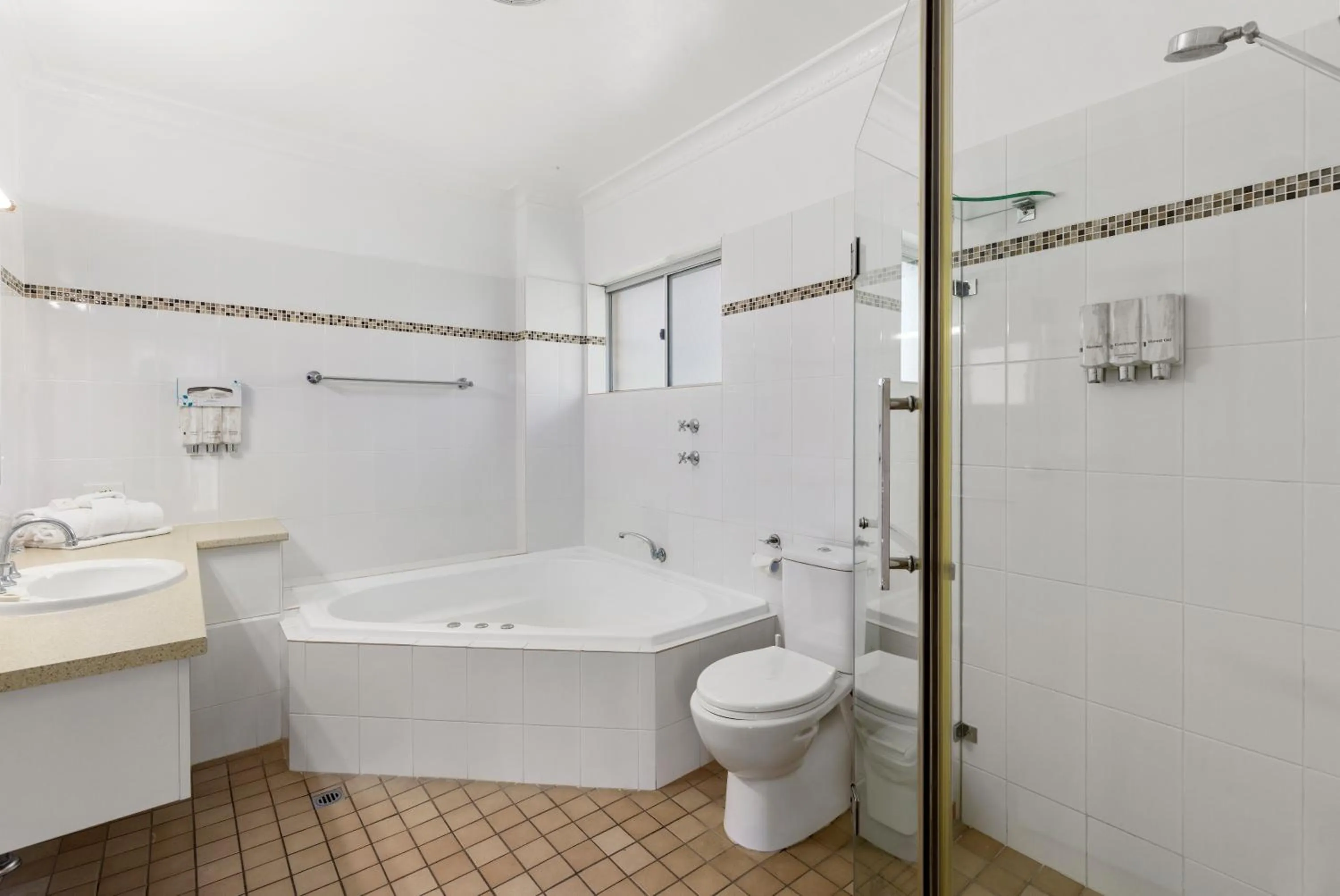 Shower in Sanctuary Resort Motor Inn