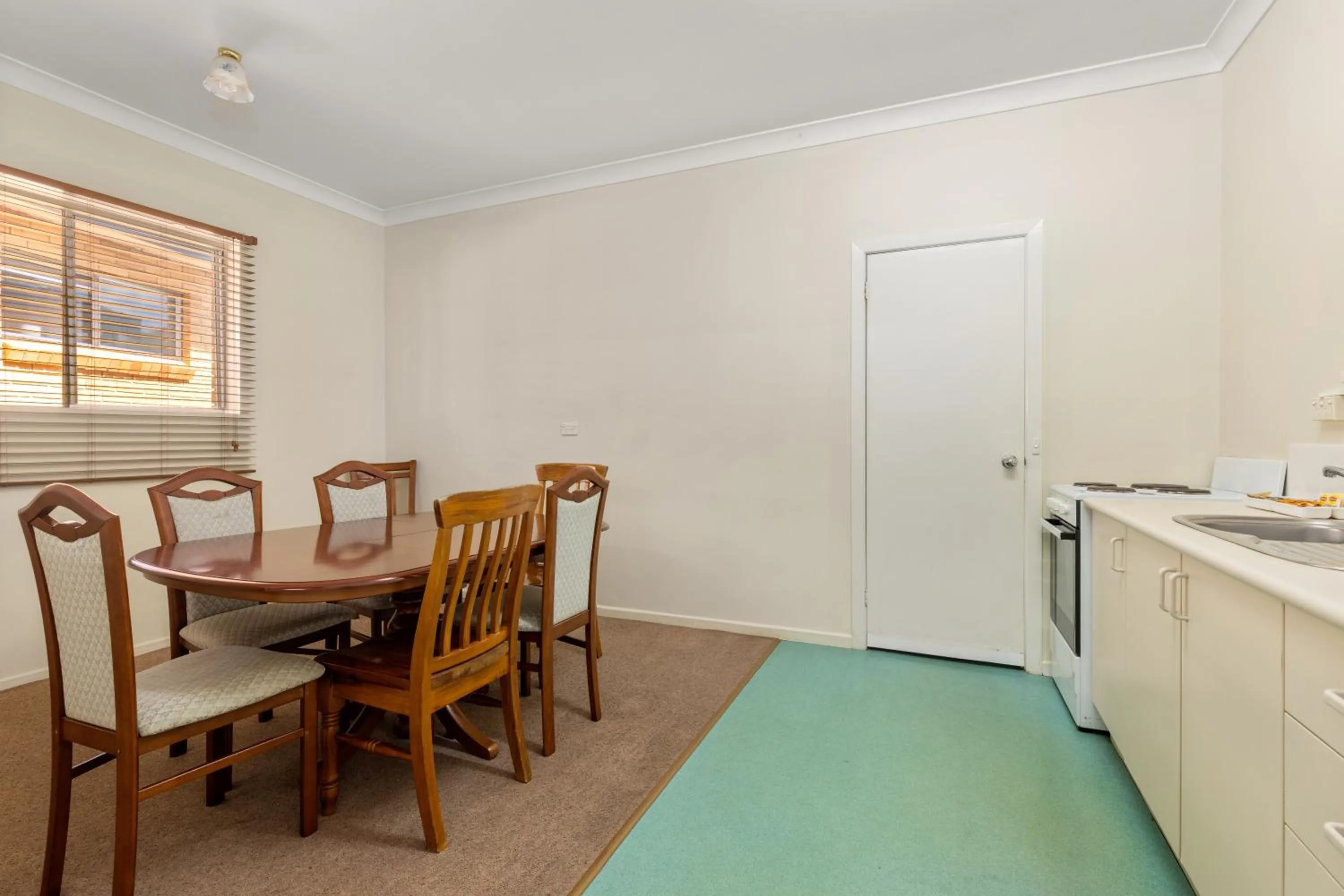 Kitchen or kitchenette in Sanctuary Resort Motor Inn