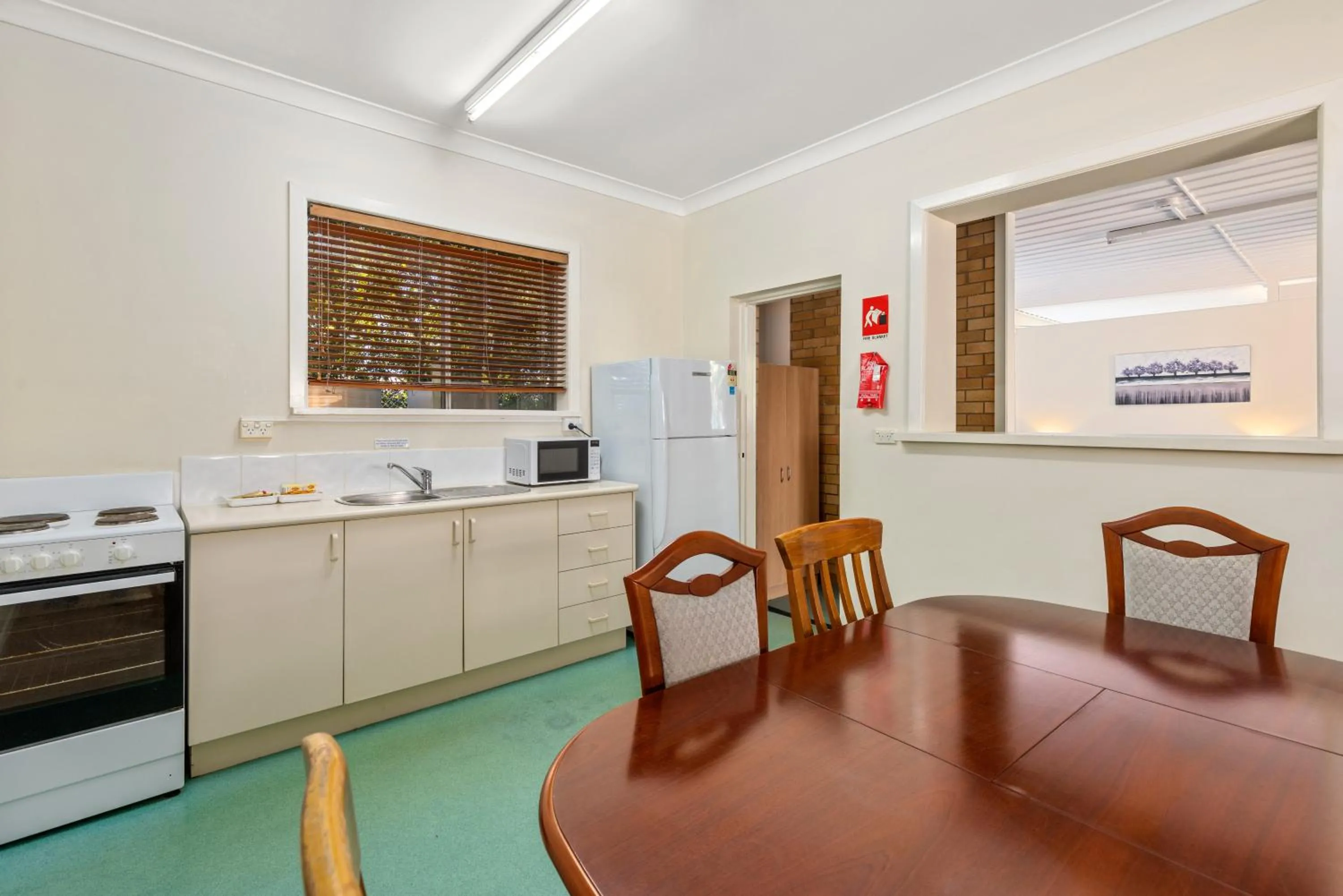 Kitchen or kitchenette in Sanctuary Resort Motor Inn