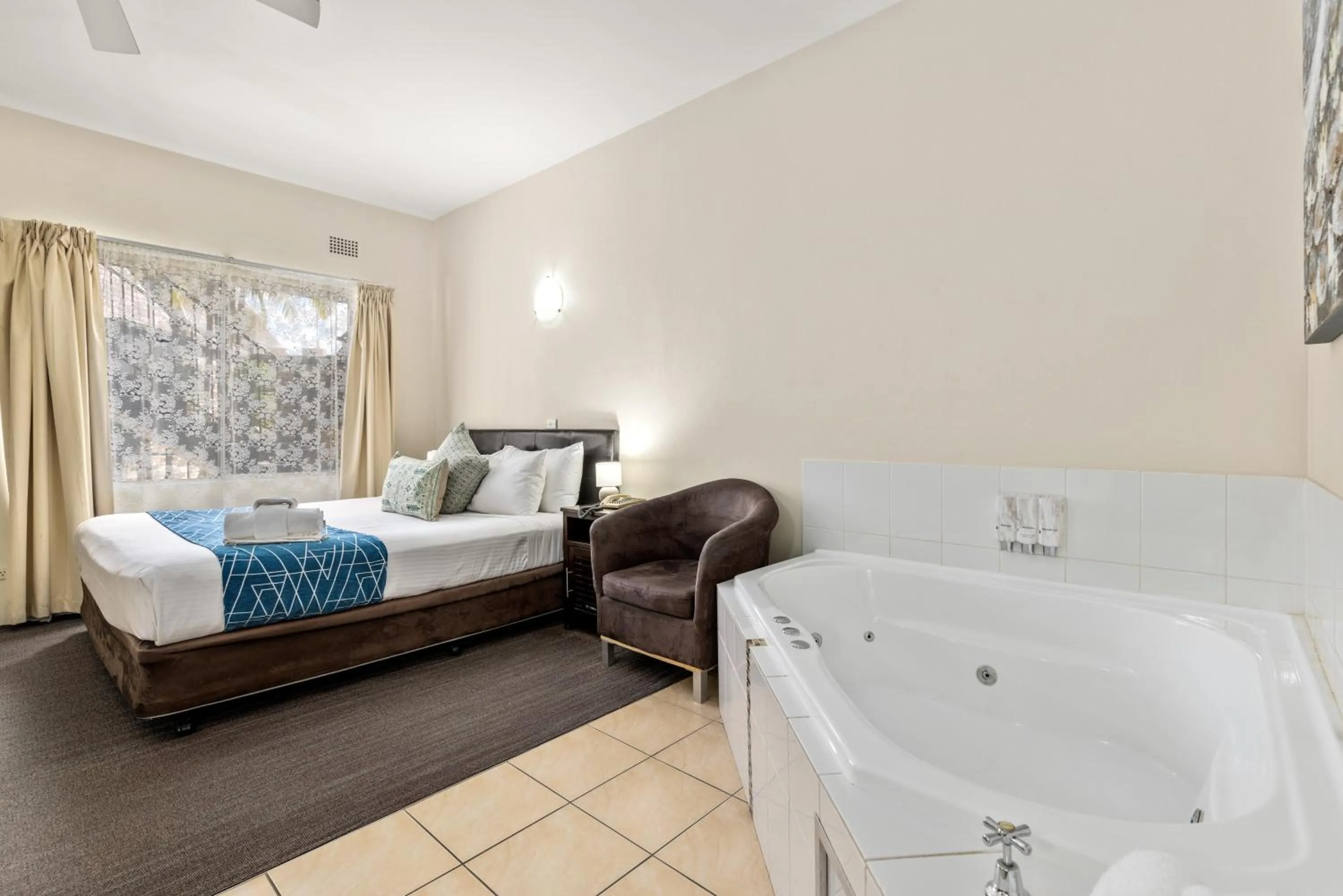 Photo of the whole room, Bed in Sanctuary Resort Motor Inn