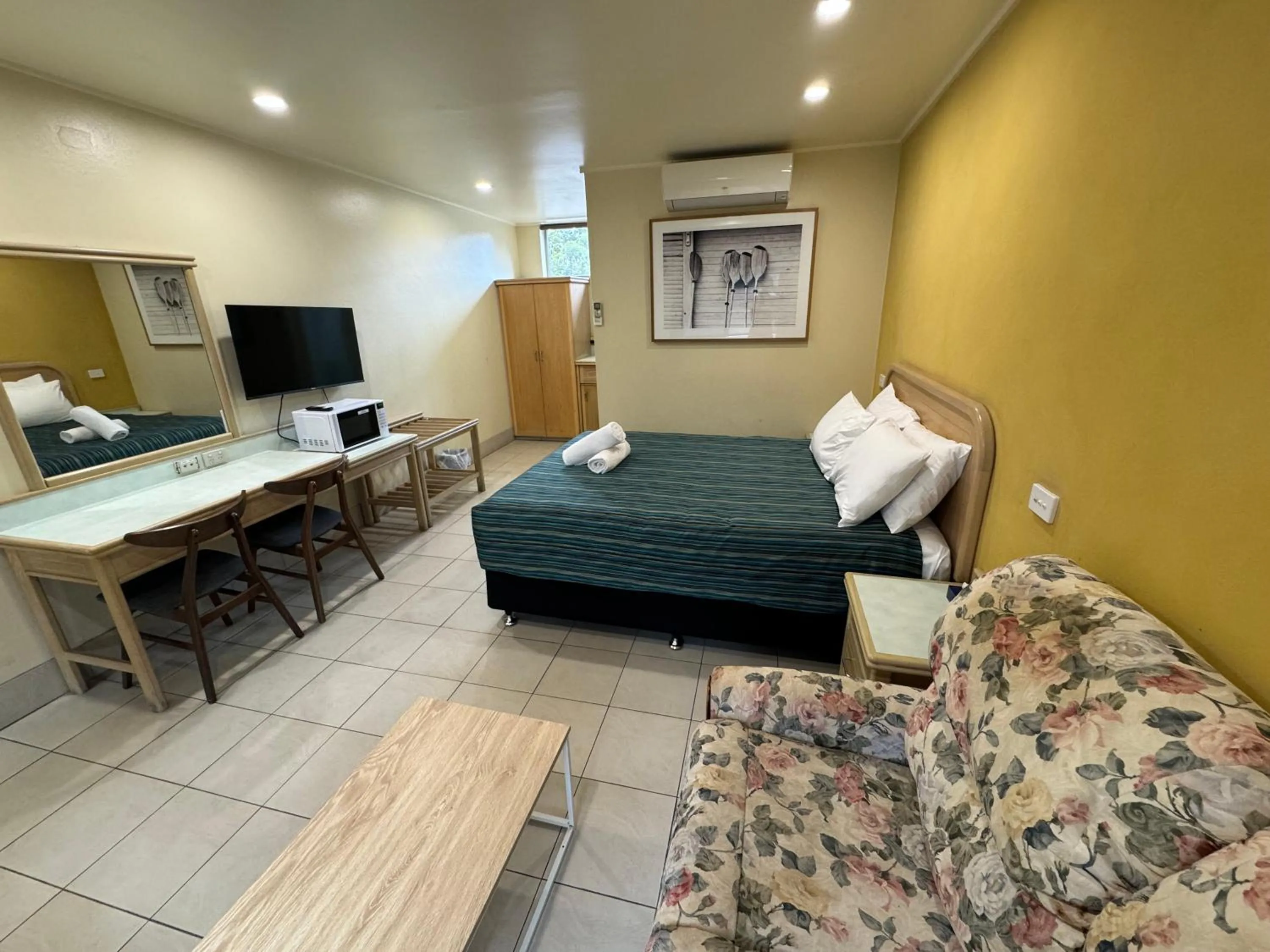 Bed in Chelsea Motor Inn