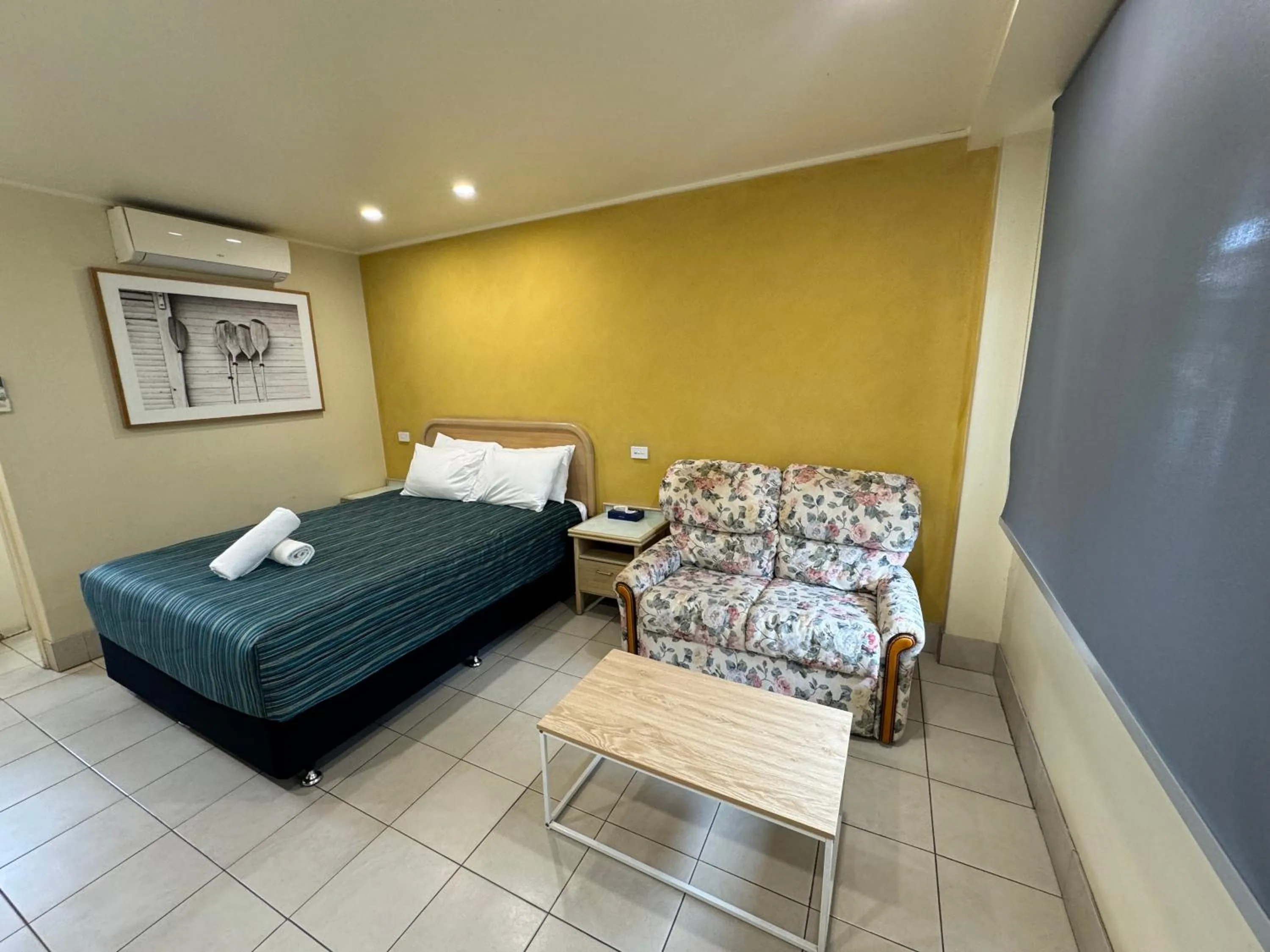 Bed in Chelsea Motor Inn