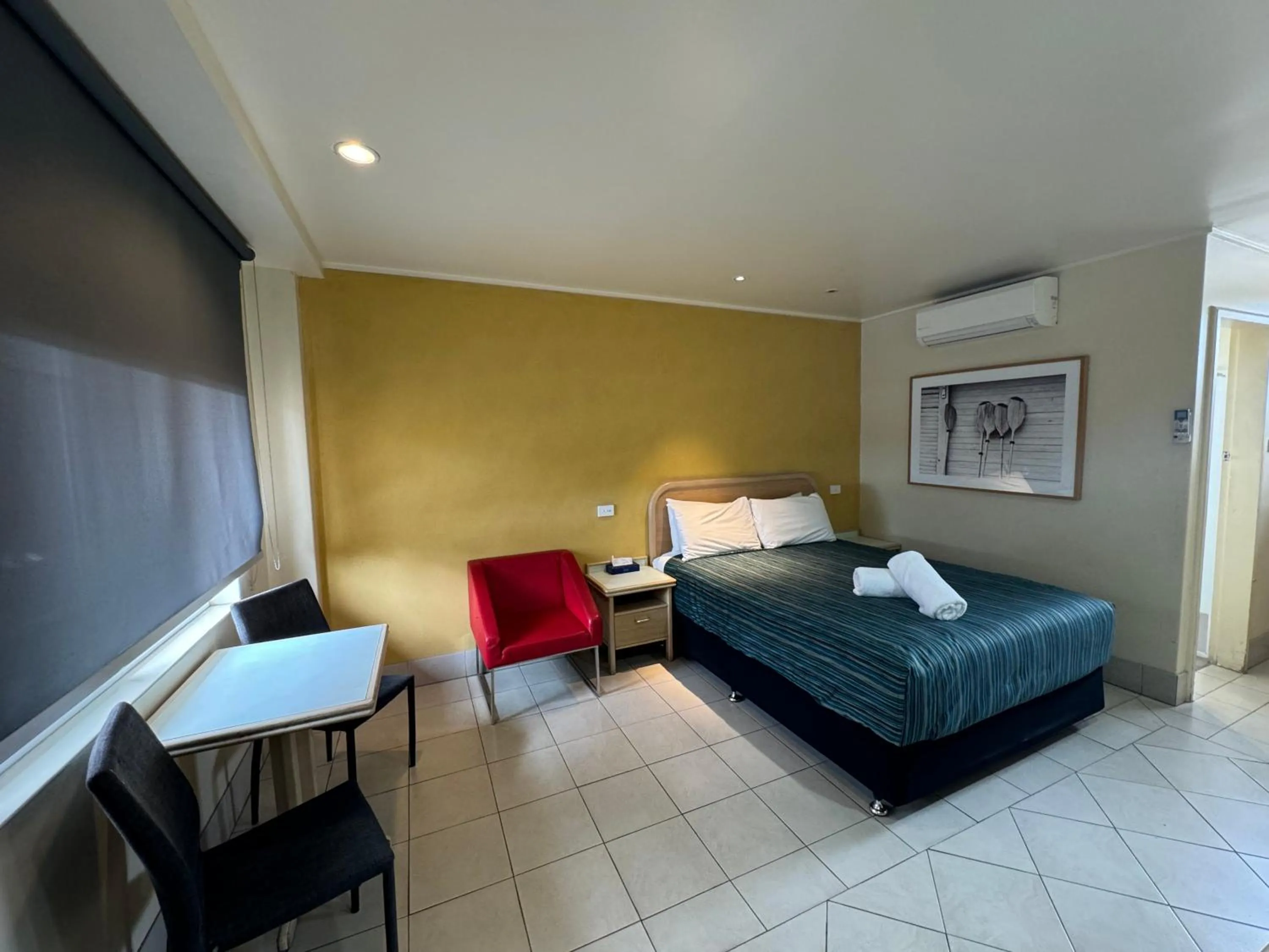 Bed in Chelsea Motor Inn