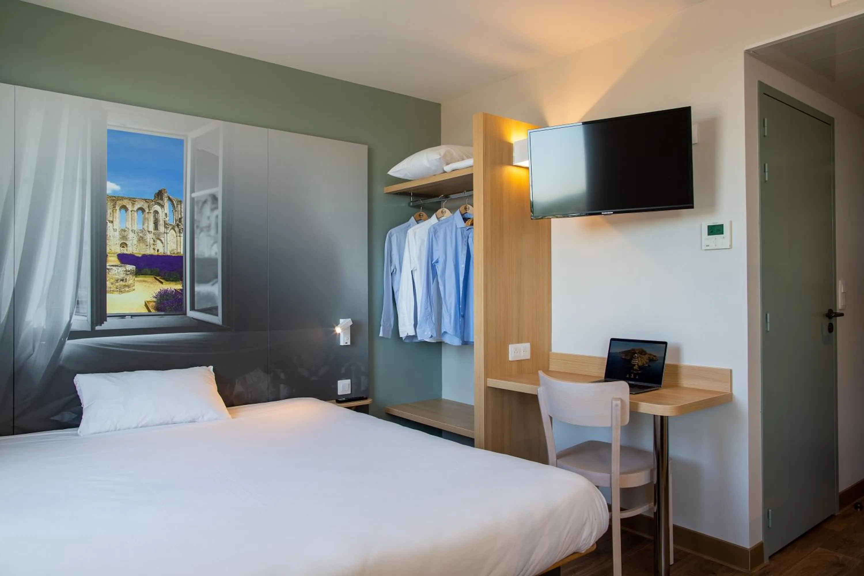 Bedroom, Bed in B&B HOTEL Les Herbiers