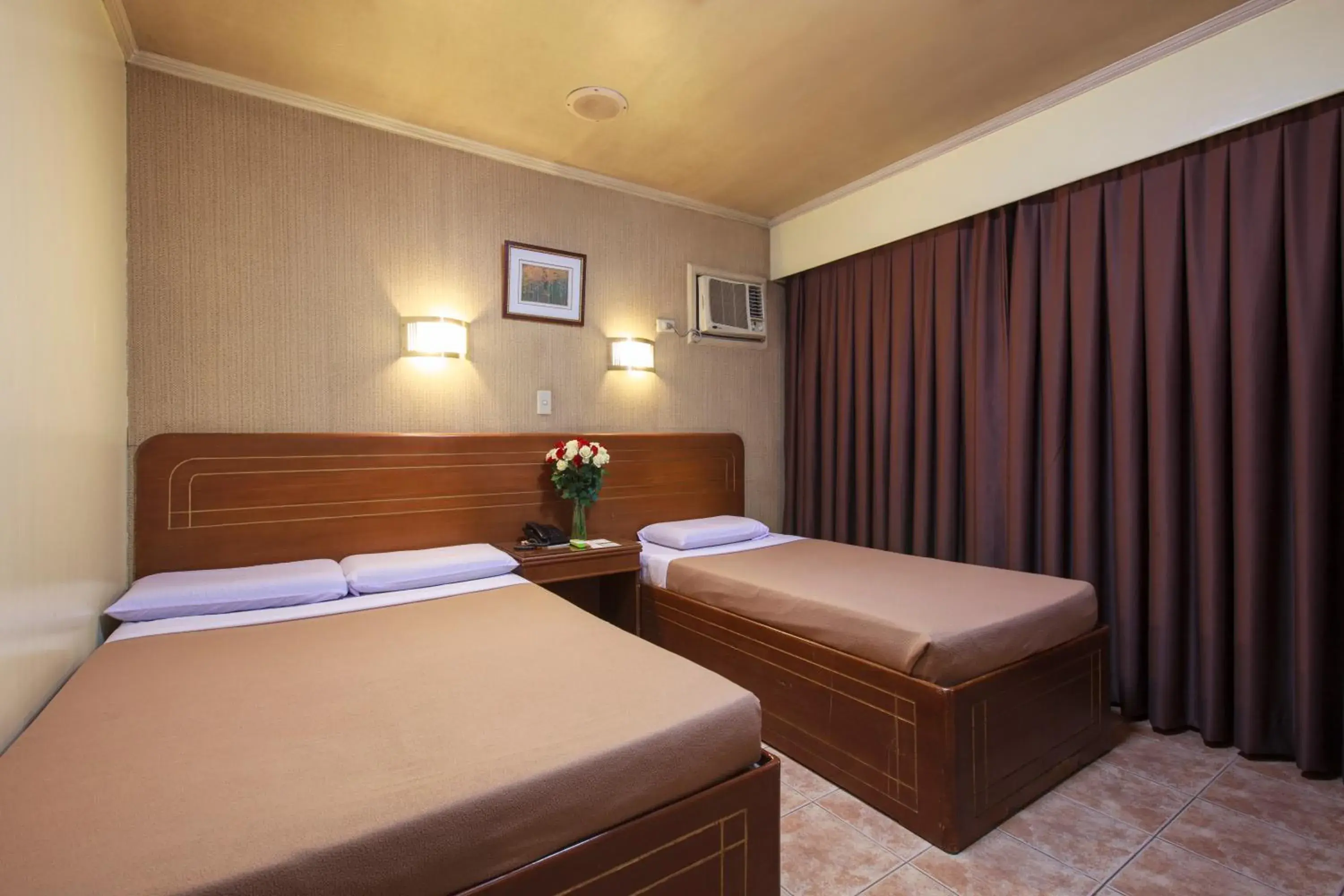 Bedroom, Bed in Paladin Hotel