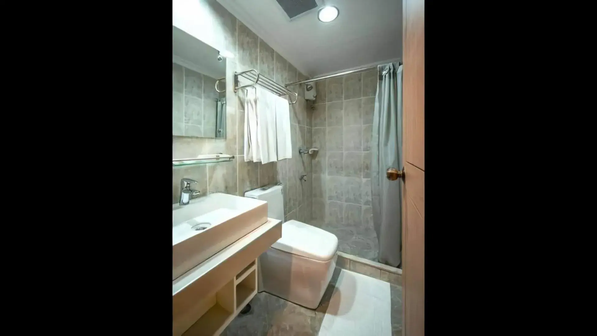 Shower, Bathroom in Paladin Hotel