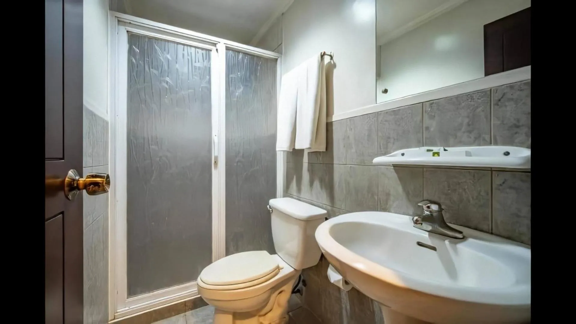 Toilet in Paladin Hotel