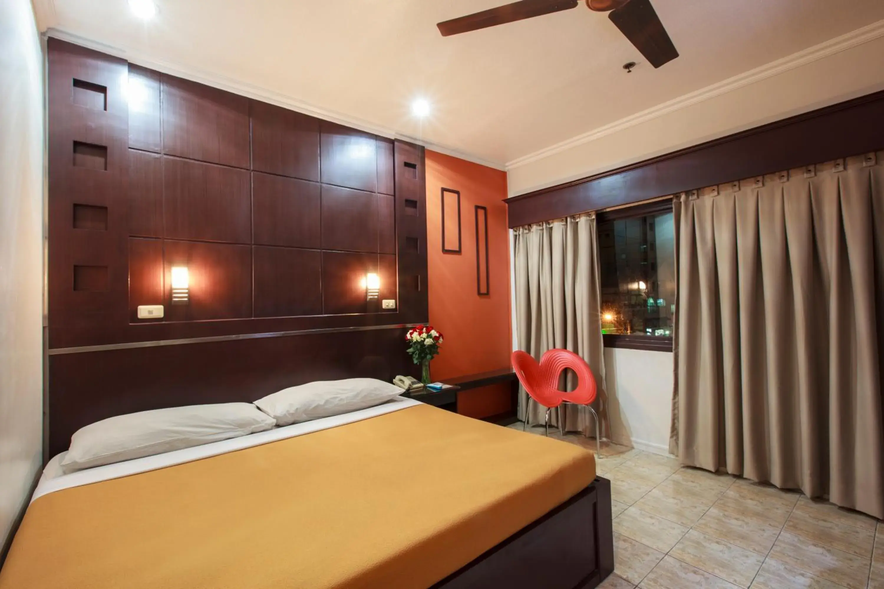 Bedroom, Bed in Paladin Hotel