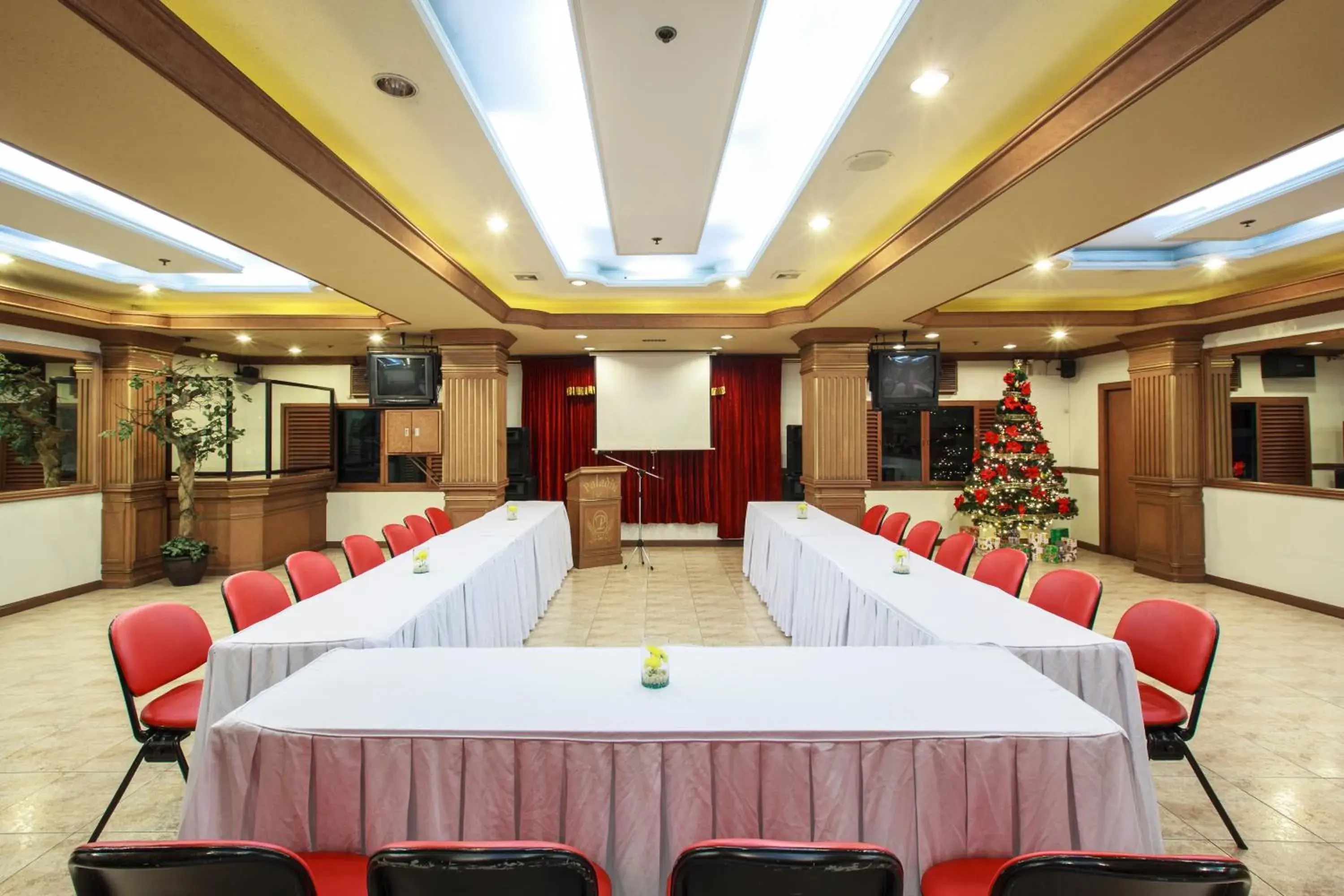 Business facilities in Paladin Hotel