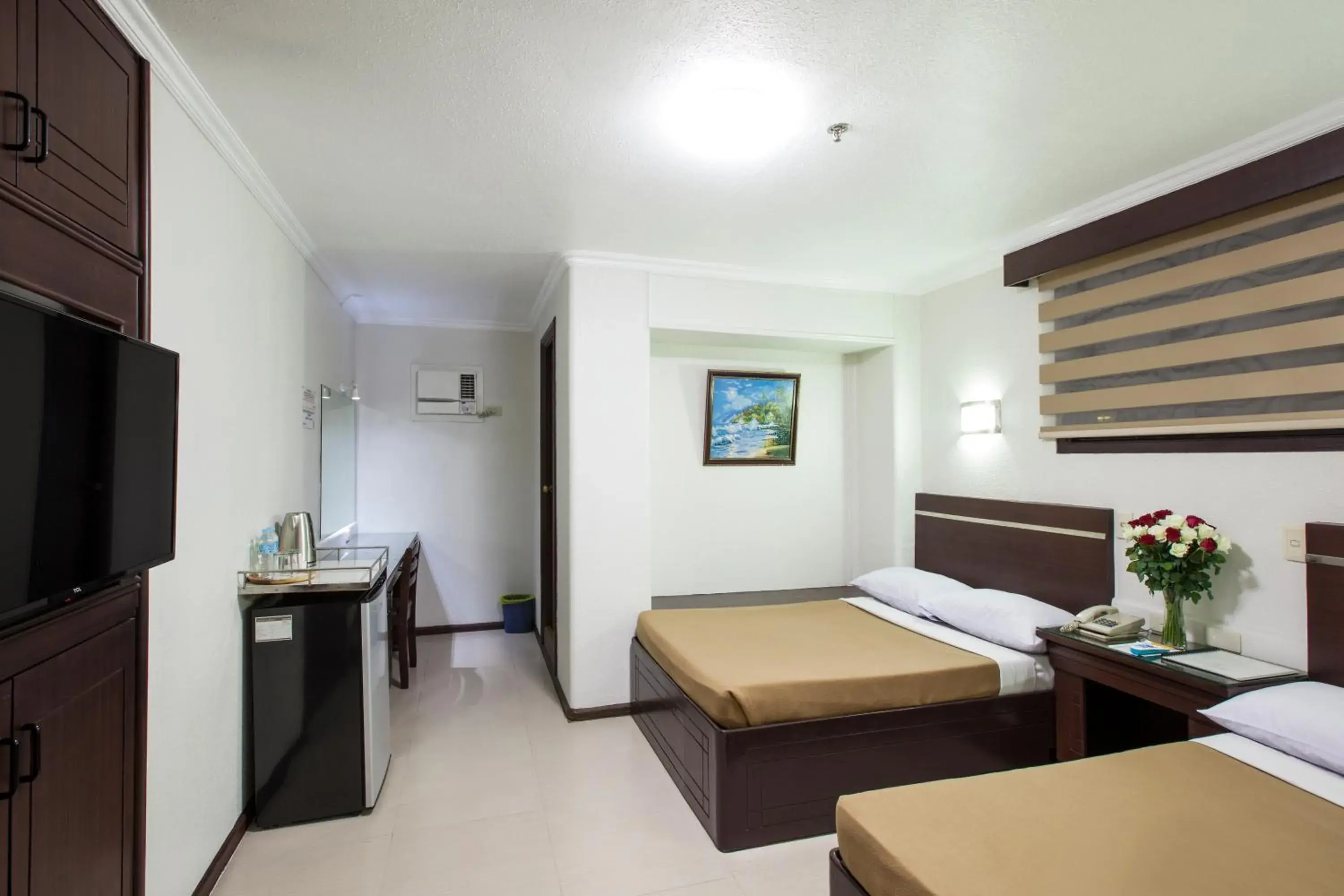 Bed, TV/Entertainment Center in Paladin Hotel