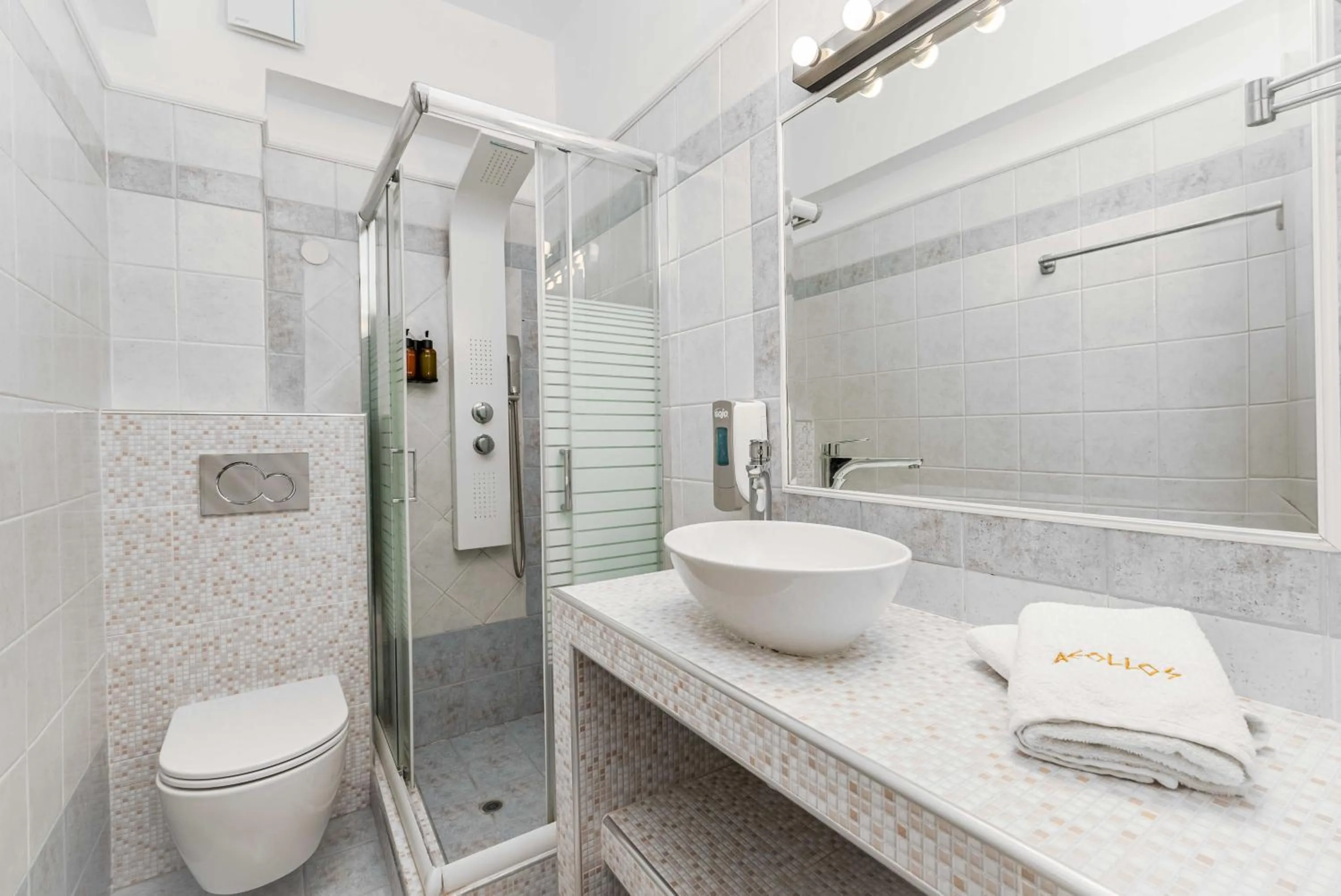 Shower in Hotel Aeollos