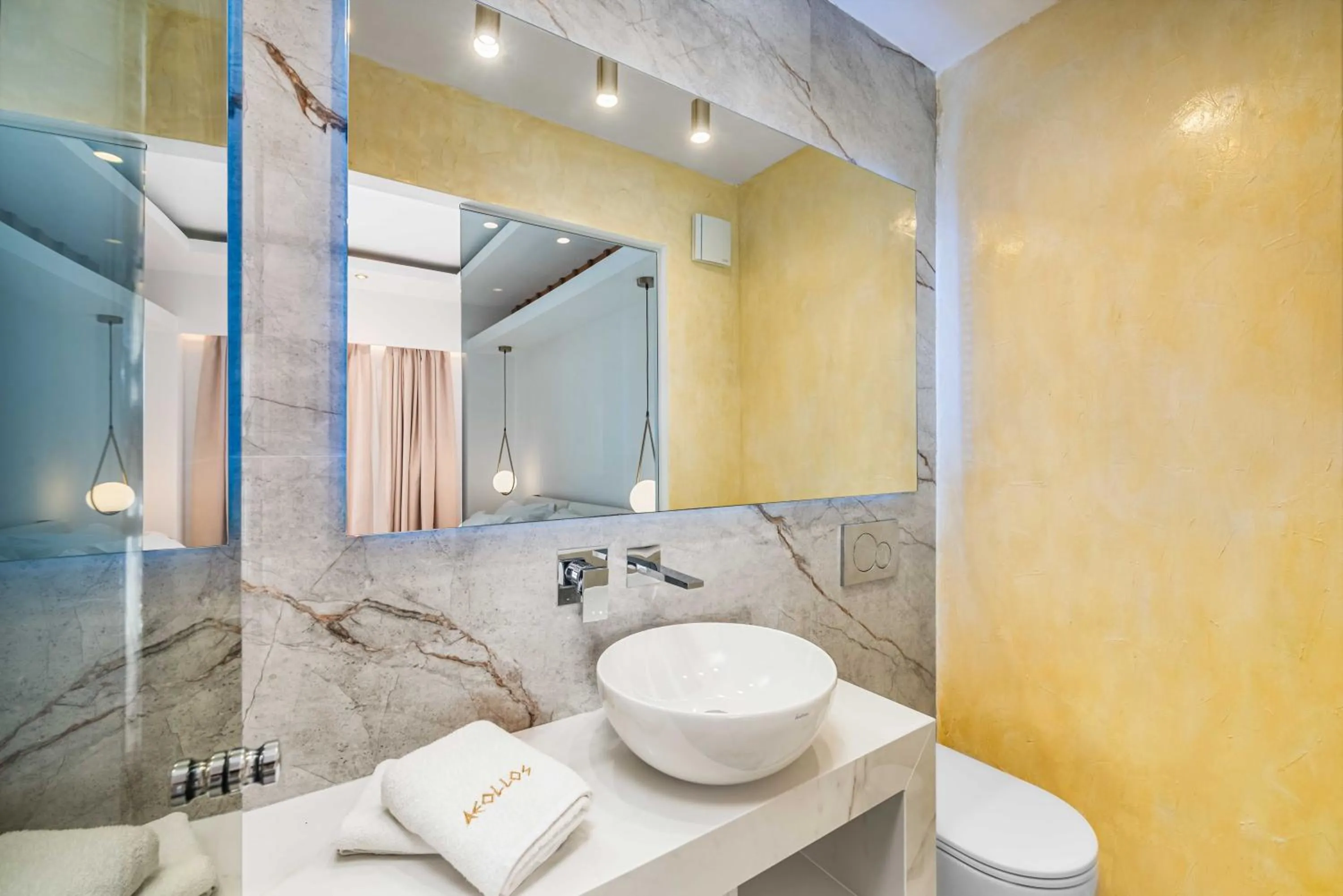 Shower in Hotel Aeollos