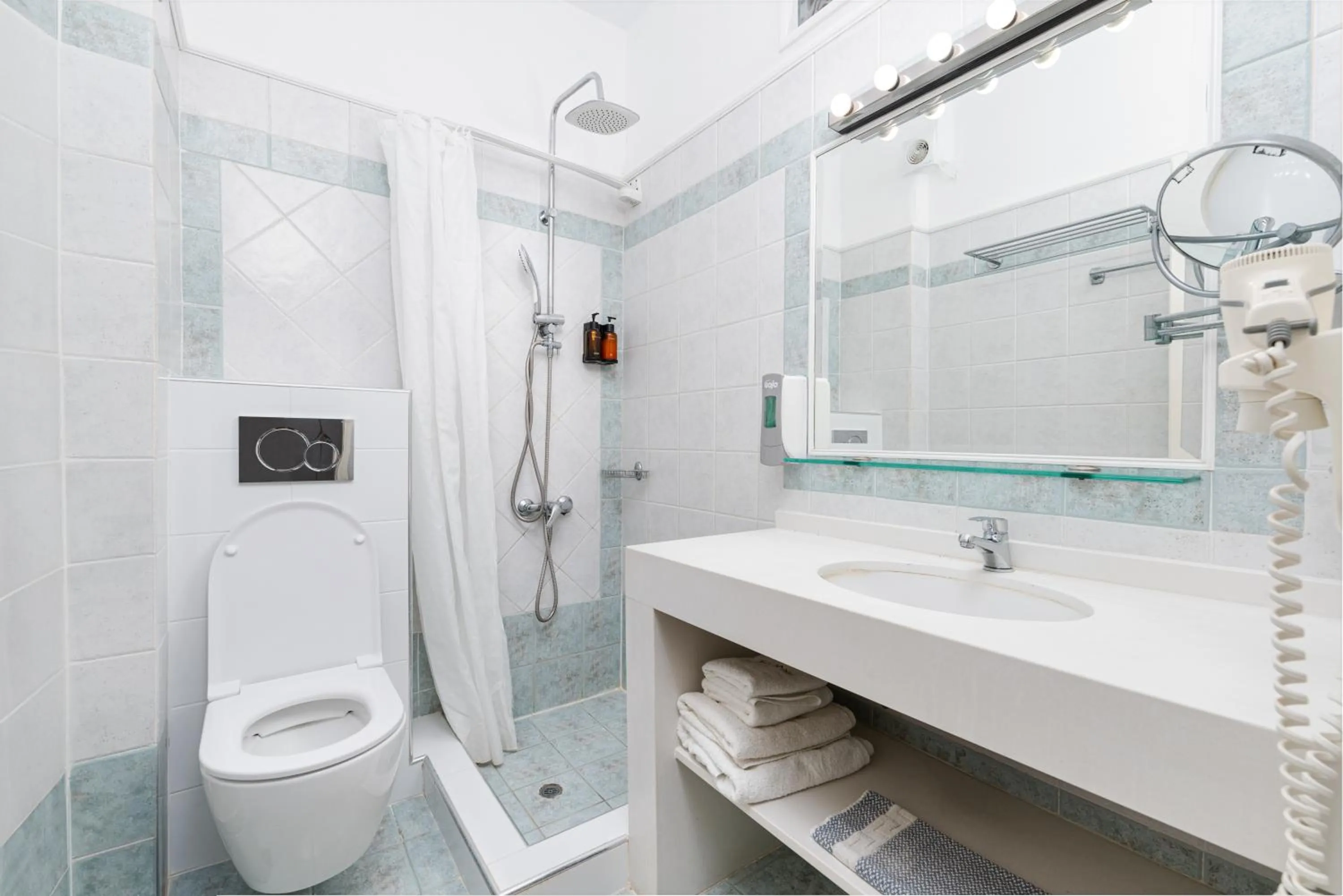 Shower in Hotel Aeollos