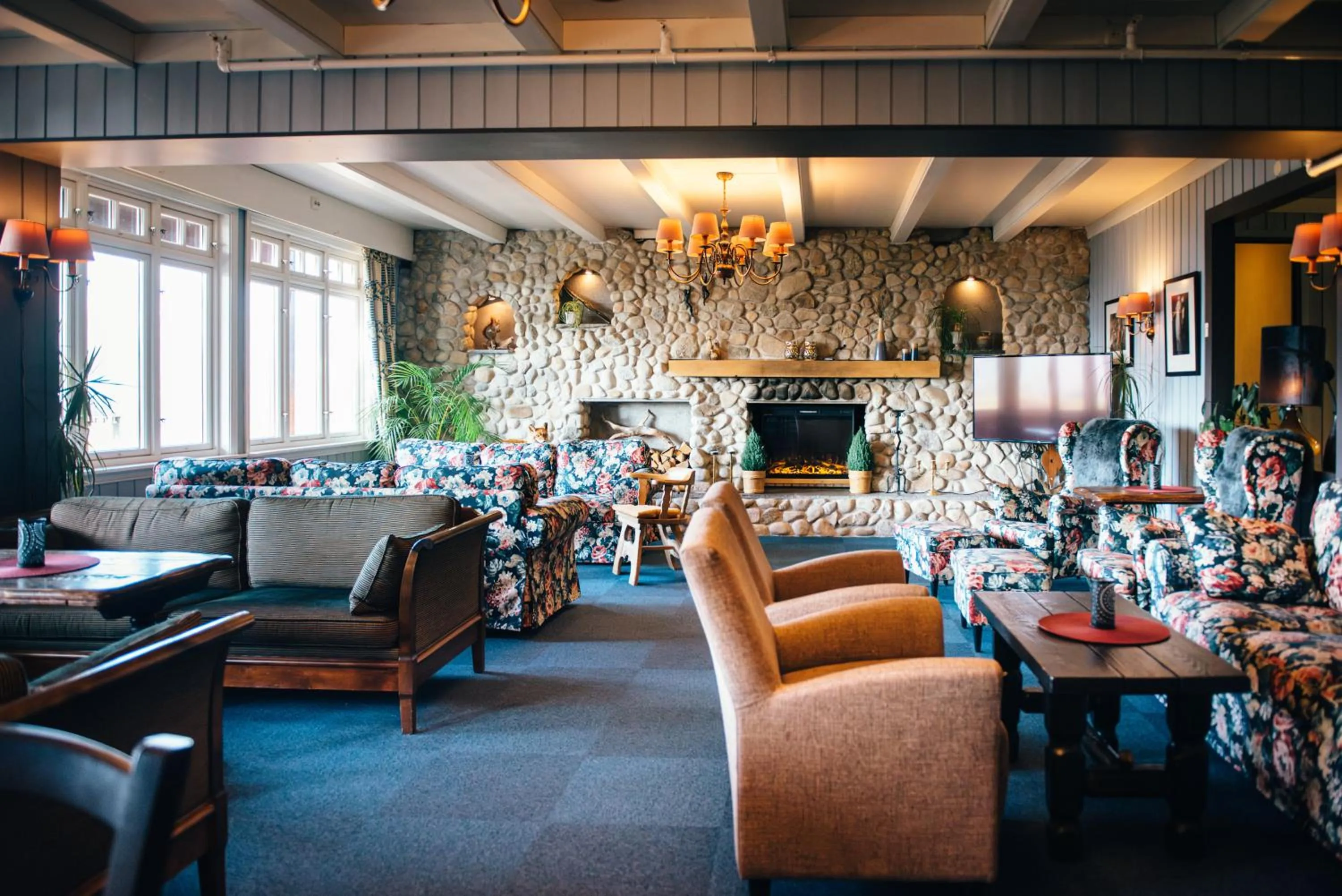 Communal lounge/ TV room in Vågslidtun Hotel