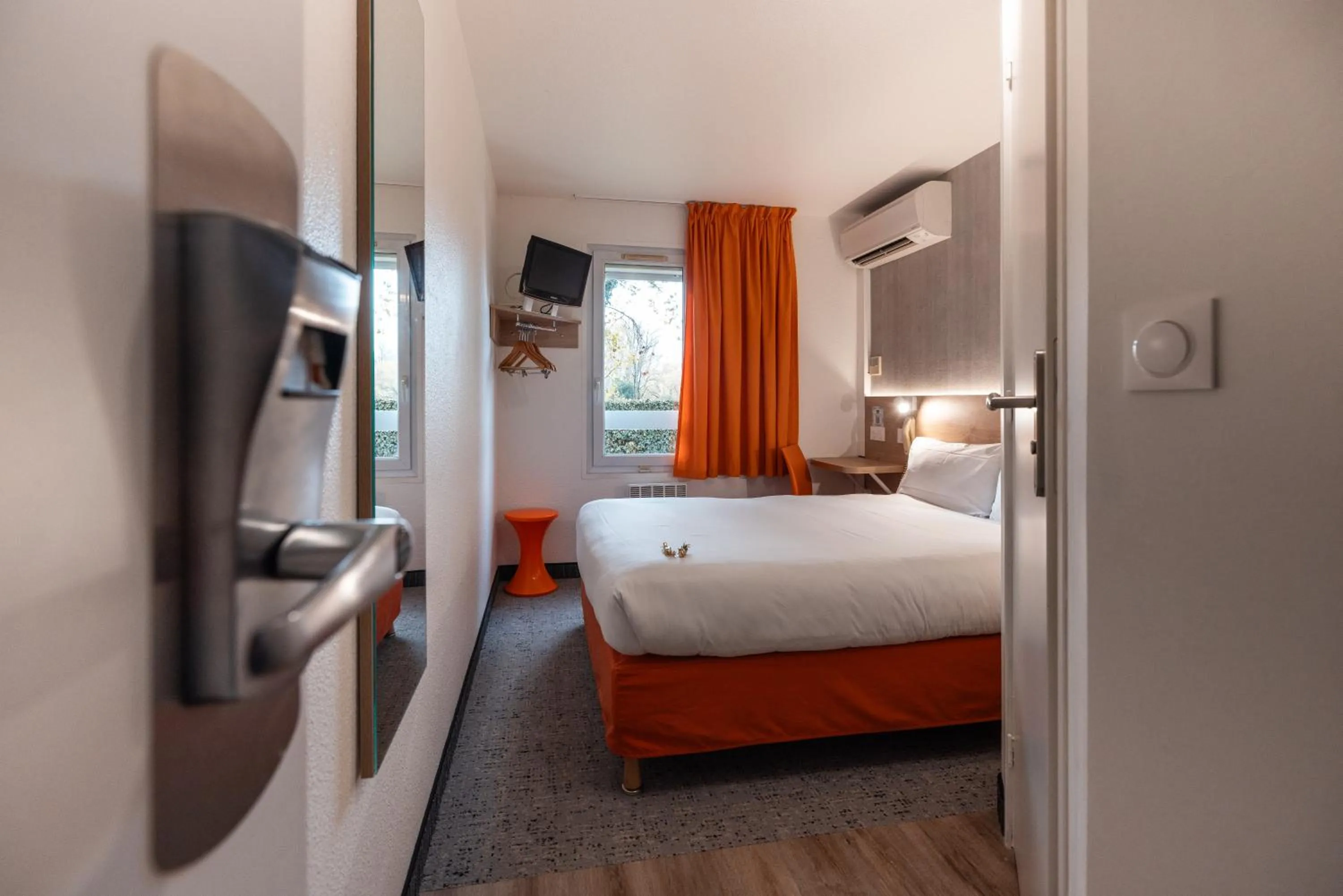 Photo of the whole room, Bed in The Originals Access, Hôtel Bordeaux Lac