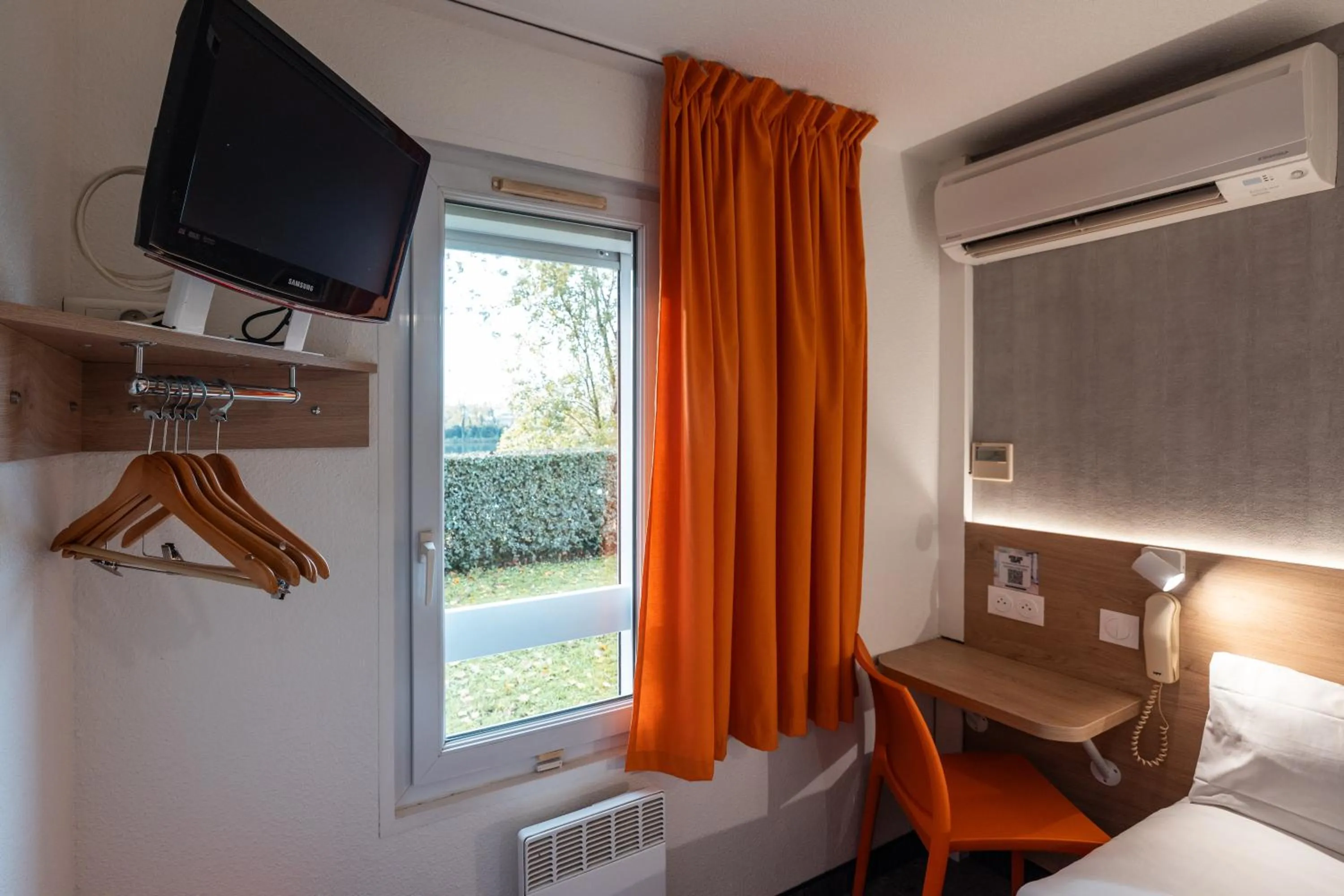 Bedroom, Bed in The Originals Access, Hôtel Bordeaux Lac